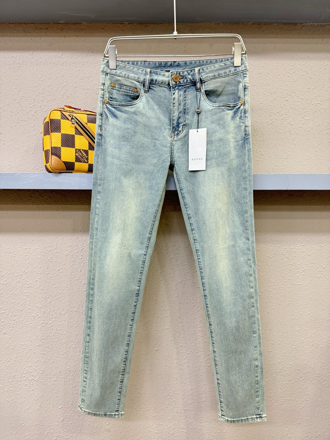 NO:137906,Gucci original single jeans 2025 new product, original jeans original heavy industry creation, brand classic LOGO design, complete three standards!  Original hardware accessories. Customized denim fabrics for counters, completely suitable for counters. Welcome to try them on before purchasing them. Good goods are not afraid of comparison. Number 29-38 (no 37), gucci, jeans, alexander wang19860909Gucci古奇 原单牛仔裤 2025新品,原版牛仔裤 原版重工打造,品牌经典LOGO设计,三标齐全！原版五金辅料.专柜定制牛仔面料,完全对版专柜,欢迎专柜试穿后再购买,好货不怕比.码数29-38(无37),,gucci,jeans,alexander wang,Men's clothing