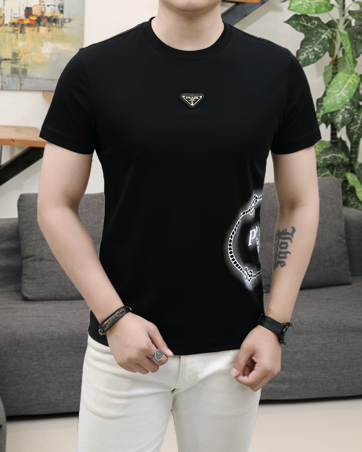 NO:146497,Prada 2025 summer new model!  Fashionable and casual round neck short-sleeved fashion item design, more fashionable and comfortable, high-standard customization, very stylish upper body, luxurious and classic LOGO pattern on the chest, customer-supplied auxiliary materials, imported high-end custom fabrics with very delicate texture, exquisite details and exquisite craftsmanship, extremely shaping item, can be matched with any fashion, super good style, a must-have item for trendy men. Counter code: M-3XL, shipped on the same day!  ,,prada,T-shirt,alexander wang19860909普拉达 2025夏季新款！时尚休闲圆领短袖时尚单品设计,更加时尚舒适,高标准定制,上身非常有型,胸前奢华经典LOGO图案 客供辅料,客供进口高档定制面料质感非常细腻,细节工艺精湛考究,塑造性极高的一款单品,任何时装都可以搭配,版型超级好 潮男必备单品 专柜码:M-3XL,当天出货！,,prada,T-shirt,alexander wang,Men's clothing