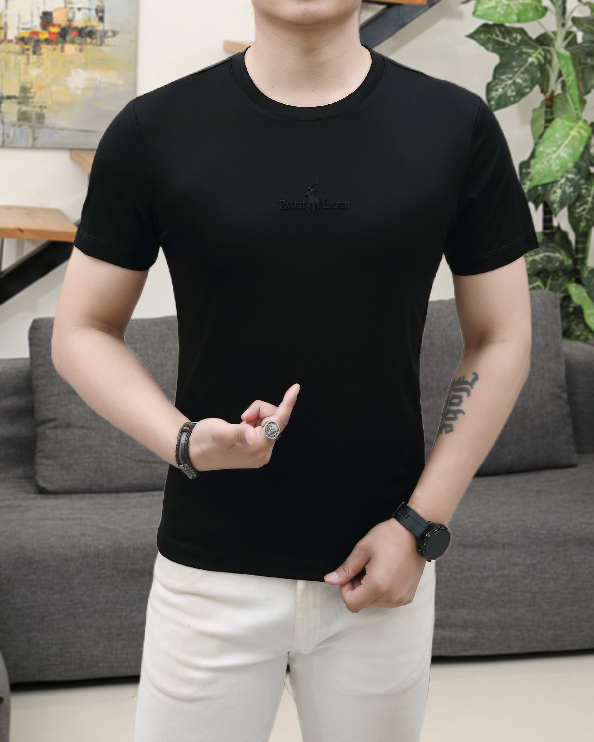 NO:153838,The new 2025 summer fashion round neck short sleeves are made of high-end imported fabrics. The classic round neck style is unique and cool. The luxurious classic logo design is versatile. Adhering to the traditional fashion charm of the big brand, the unique line design exudes a strong British style, which is very modern and inherits the traditional concept. The precious fabric is smoother, the feel is soft, comfortable and breathable. The exquisite craftsmanship and three-dimensional tailoring style bring texture enjoyment. The counter size M-3XL was shipped on the same day!  ,T-shirt,alexander wang19860909拉夫劳伦 2025夏季新品时尚圆领短袖采用高档进口面料 经典圆领款式独特又清凉 奢华经典logo设计百搭气质 秉承大牌的传统时尚魅力,独有的线条设计散发着浓郁的英伦风情,极具现代感亦承袭了传统理念.珍贵面料更加光滑,手感柔顺舒适透气 精湛工艺,立体剪裁风格带来质感享受.专柜尺码M-3XL,当天出货！,,T-shirt,alexander wang,Men's clothing