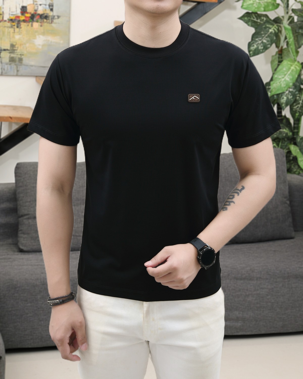 NO:153841,Fendi 2025 summer new product fashionable round neck short sleeves are made of high-end imported fabrics. The classic round neck style is unique and cool. The luxurious classic logo design is versatile. Adhering to the traditional fashion charm of big brands, the unique line design exudes a strong British style, which is very modern and inherits the traditional concept. The precious fabric is smoother, soft, comfortable and breathable. The exquisite craftsmanship and three-dimensional tailoring style bring texture enjoyment. The counter size M-3XL was shipped on the same day!  ,fendi,T-shirt,alexander wang19860909芬迪 2025夏季新品时尚圆领短袖采用高档进口面料 经典圆领款式独特又清凉 奢华经典logo设计百搭气质 秉承大牌的传统时尚魅力,独有的线条设计散发着浓郁的英伦风情,极具现代感亦承袭了传统理念.珍贵面料更加光滑,手感柔顺舒适透气 精湛工艺,立体剪裁风格带来质感享受.专柜尺码M-3XL,当天出货！,,fendi,T-shirt,alexander wang,Men's clothing