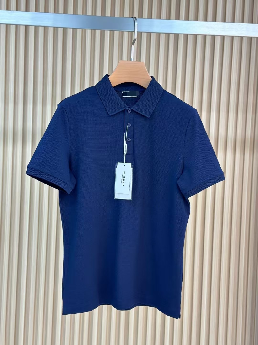 NO:153828,The latest model of the 2025 spring and summer counter top fine pearl mercerized short-sleeved polo shirt lapel T-shirt, high-end customization, avant-garde design!  Heavy craft design, high-end customized fabric, soft feel, comfortable to wear, exquisite counter-level car line, fine workmanship, invincible and handsome upper body effect!  A must-have item for handsome men!  Number of size M-3XL (178 catties wear L slim fit, maximum wear 190 catties), T-shirt,tees, t-shirt,alexander wang19860909迪桑特 2025春夏专柜最新款顶级细珠地丝光短袖polo衫翻领T恤 高端订制 设计前卫！重工艺设计 高端订制面料.手感柔软.穿着舒适.专柜级别精致车线.做工精细.上身效果无敌帅气！型男必备单品！码数M-3XL（178 斤穿L修身 最大穿190斤）,,T-shirt,tees，t-shirt,alexander wang,Men's clothing