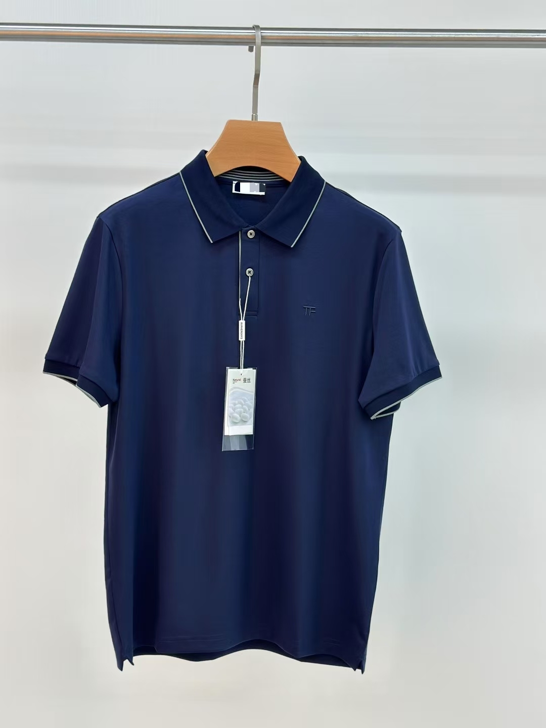 NO:153820,TF 2025 Spring and Summer Counter Latest Top Silk Short-Sleeve Polo Sweater Lapel T-shirt High-end Customized Design Avant-garde!  Heavy craft design, high-end customized fabric, soft feel, comfortable to wear, exquisite counter-level car line, fine workmanship, invincible and handsome upper body effect!  A must-have item for handsome men!  Number of code M-3XL (178 catties wear L slim fit, maximum wear 190 catties),,tom ford,T-shirt,tees,t-shirt,alexander wang19860909TF 2025春夏专柜最新款顶级蚕丝短袖polo衫翻领T恤 高端订制 设计前卫！重工艺设计 高端订制面料.手感柔软.穿着舒适.专柜级别精致车线.做工精细.上身效果无敌帅气！型男必备单品！码数M-3XL（178 斤穿L修身 最大穿190斤）,,tom ford,T-shirt,tees，t-shirt,alexander wang,Men's clothing