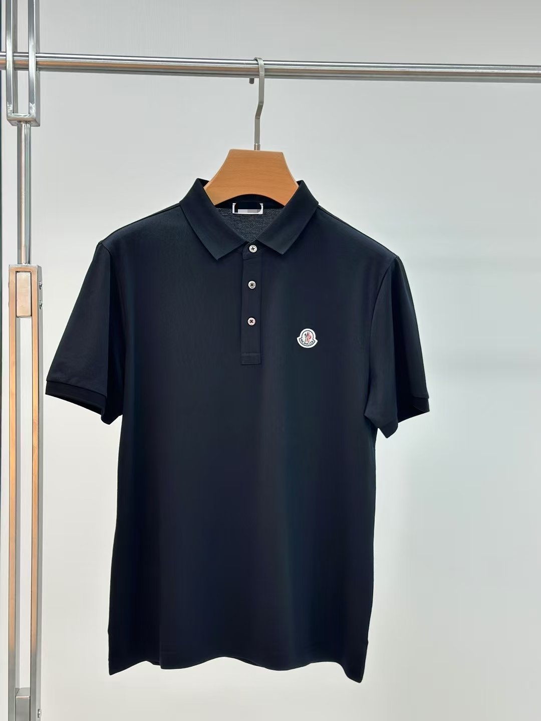 NO:153845,The latest top-quality fine bead mercerized short-sleeved polo shirt lapel T-shirt in the spring and summer counter of 2025, high-end customization, avant-garde design!  Heavy craft design, high-end customized fabric, soft feel, comfortable to wear, exquisite counter-level car line, fine workmanship, invincible and handsome upper body effect!  A must-have item for handsome men!  M-3XL (178 catties wear L slim fit, maximum wear 190 catties), Moncler, T-shirt, tees, t-shirt, alexander wang19860909蒙口 2025春夏专柜最新款顶级细珠地丝光短袖polo衫翻领T恤 高端订制 设计前卫！重工艺设计 高端订制面料.手感柔软.穿着舒适.专柜级别精致车线.做工精细.上身效果无敌帅气！型男必备单品！码数M-3XL（178 斤穿L修身 最大穿190斤）,,Moncler,T-shirt,tees，t-shirt,alexander wang,Men's clothing