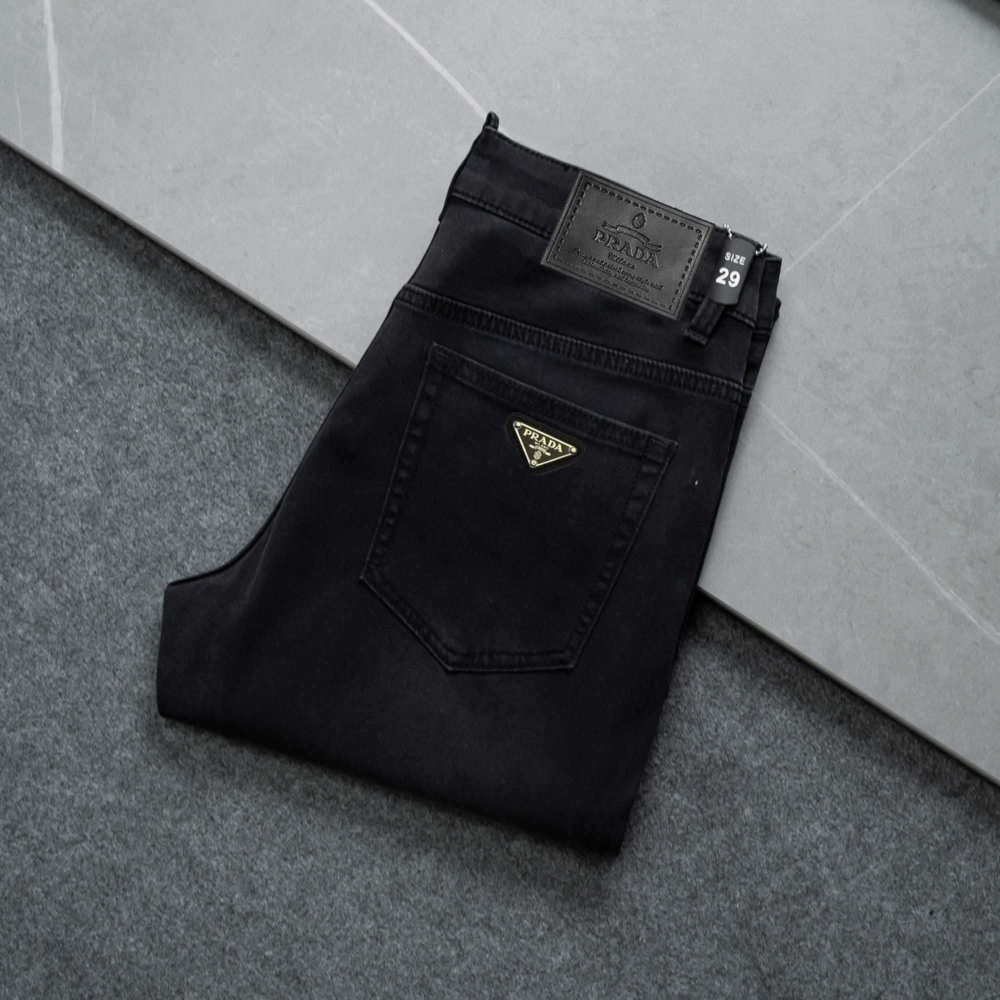 NO:153835,Prada official website counter is available at the same time, original singles are ruthless, super stylish jeans, customized original washing denim fabric, unique design, top-grade craft letter pattern logo, original hardware and auxiliary decoration, extremely superior jeans, the materials and craftsmanship are extremely luxurious and exquisite, extremely high-end, handsome and stylish, recommended, size 29-38, prada, jeans, alexander wang19860909普拉达 官网专柜同步有售,原单狠货,超级有范儿的一款牛仔裤,定制原版水洗牛仔面料,独特设计,顶级工艺字母图案logo,原版五金辅料装饰,极为翘楚的一款牛仔裤,用料与工艺都极致奢华精湛,档次极高,上身帅气有型,推荐,码数29—38,,prada,jeans,alexander wang,Men's clothing