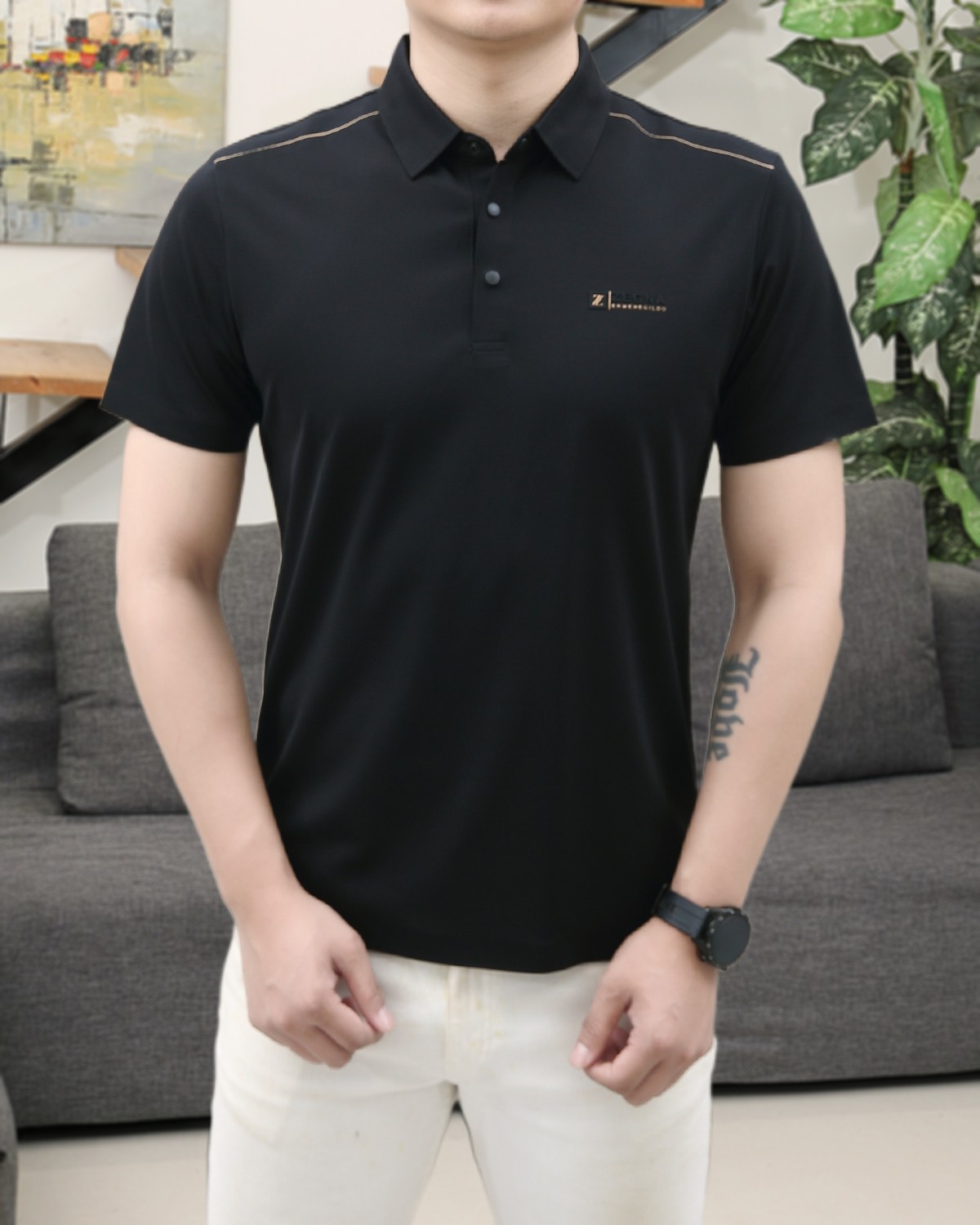 NO:153872,Jenia 2025 spring and summer new model!  Recommended travel and vacation!  Cabinets are on sale!  Men's logo patch short-sleeved Polo shirt Classic style Contrast color embellishment on the shoulders is not exaggerated yet can highlight the details well. Combination tailoring The chest is decorated with logo embellishment to make the whole more detailed. Combination style, the fabric is made of cotton-gauze material, comfortable, skin-friendly, breathable, and a very practical style for daily commuting and leisure. Highly recommended Color Black Blue Size M-3XL Try on 172-148 wear L slim size M-3XL, zegna, T-shirt, alexander wang19860909杰尼亚 2025春夏新款！旅游度假推荐！ 柜在售！男士标识贴片短袖Polo衫 经典款 肩上撞色点缀 不夸张的同时又能很好彰显细节亮点 合体的剪裁 胸口饰以徽标点缀 让整体更具细节感 合体的版型,面料采用全棉珠地料,舒适,亲肤,透气好,平时通勤休闲都很实穿的一款 强烈推荐 颜色 黑色 蓝色 码数 M-3XL 试穿172-148穿L修身尺码M-3XL,,zegna,T-shirt,alexander wang,Men's clothing