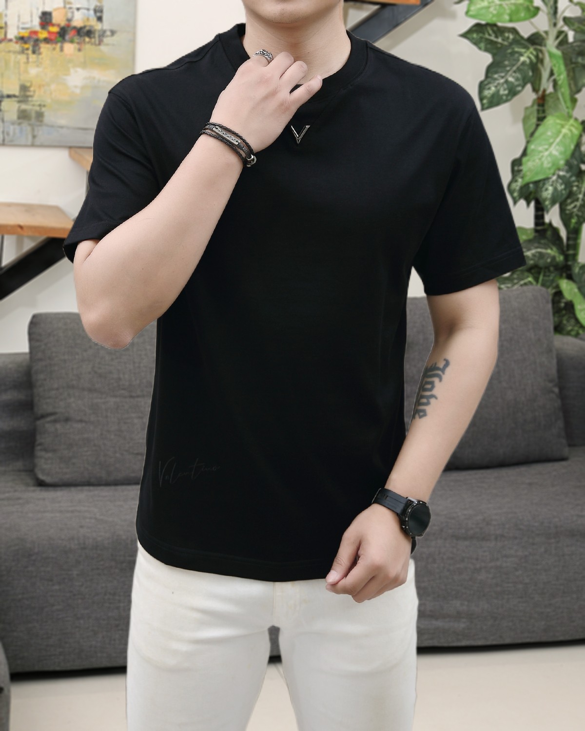 NO:153866,LV 2025 summer new model!  Fashionable and casual round neck short-sleeved fashion item design, more fashionable and comfortable, high-standard customization, very stylish upper body, luxurious and classic LOGO pattern on the chest, customer-supplied auxiliary materials, imported high-end custom fabrics with very delicate texture, exquisite details and exquisite craftsmanship, extremely shaping item, can be matched with any fashion, super good style, a must-have item for trendy men. Counter code: M-3XL, shipped on the same day!  ,,louis vuitton,T-shirt,alexander wang19860909LV 2025夏季新款！时尚休闲圆领短袖时尚单品设计,更加时尚舒适,高标准定制,上身非常有型,胸前奢华经典LOGO图案 客供辅料,客供进口高档定制面料质感非常细腻,细节工艺精湛考究,塑造性极高的一款单品,任何时装都可以搭配,版型超级好 潮男必备单品 专柜码:M-3XL,当天出货！,,louis vuitton,T-shirt,alexander wang,Men's clothing