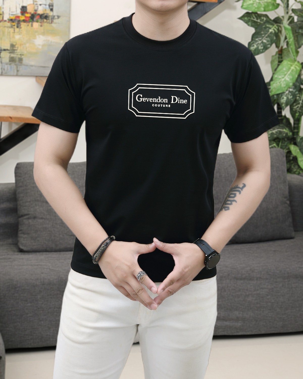 NO:153861,Dior 2025 summer new product fashionable round neck short sleeves are made of high-end Yuchan silk fabric. The classic round neck style is unique and cool. The luxurious classic jacquard logo design is versatile. Adhering to the traditional fashion charm of big brands, the unique line design exudes a strong British style, which is very modern and inherits the traditional concept. The precious fabric is smoother, the feel is soft, comfortable and breathable. The exquisite craftsmanship and three-dimensional tailoring style bring texture enjoyment. The counter size M-3XL was shipped on the same day!  ,dior,T-shirt,alexander wang19860909迪奥 2025夏季新品时尚圆领短袖采用高档玉婵丝面料 经典圆领款式独特又清凉 奢华经典提花logo设计百搭气质 秉承大牌的传统时尚魅力,独有的线条设计散发着浓郁的英伦风情,极具现代感亦承袭了传统理念.珍贵面料更加光滑,手感柔顺舒适透气 精湛工艺,立体剪裁风格带来质感享受.专柜尺码M-3XL,当天出货！,,dior,T-shirt,alexander wang,Men's clothing