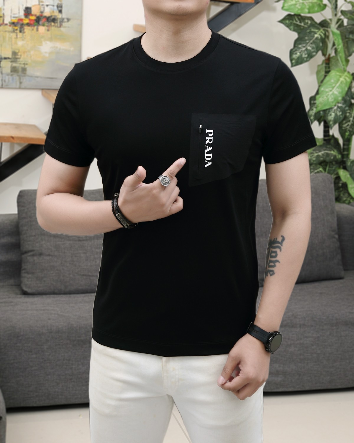 NO:153884,Prada 2025 summer new model!  Fashionable and casual round neck short-sleeved fashion item design, more fashionable and comfortable, high-standard customization, very stylish upper body, luxurious and classic LOGO pattern on the chest, customer-supplied auxiliary materials, imported high-end custom fabrics with very delicate texture, exquisite details and exquisite craftsmanship, extremely shaping item, can be matched with any fashion, super good style, a must-have item for trendy men. Counter code: M-3XL, shipped on the same day!  ,,prada,T-shirt,alexander wang19860909普拉达 2025夏季新款！时尚休闲圆领短袖时尚单品设计,更加时尚舒适,高标准定制,上身非常有型,胸前奢华经典LOGO图案 客供辅料,客供进口高档定制面料质感非常细腻,细节工艺精湛考究,塑造性极高的一款单品,任何时装都可以搭配,版型超级好 潮男必备单品 专柜码:M-3XL,当天出货！,,prada,T-shirt,alexander wang,Men's clothing