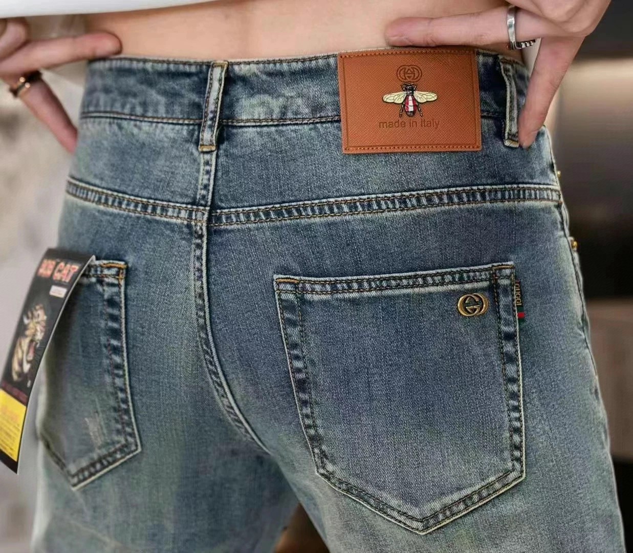 NO:142385,Gucci 2025 spring and summer high-end fashion sense, super soft denim fabric, light-colored washing jeans. The fabric is very special, super fine imitation cotton yarn blend, super soft and comfortable. It has a casual, casual, relaxed and fashionable feeling. The cloth is refreshing, slightly stretchy, super soft wearing time, the whole pants are all traditional hand-wiping technology, natural stone grinding and light fermentation washing. Details are exquisite. Size 29-38,,gucci,jeans,alexander wang19860909古驰 2025春夏高级时装感,超柔牛仔面料 , 浅色洗水牛仔裤. 面料很特殊,超细精仿棉纱混纺,超柔舒适感. 具备牛仔随性感 ,休闲感 ,有轻松感 ,时尚感. 布面清爽,微弹力,超柔穿着时间长, 整条裤子全传统手擦工艺,自然石磨轻酵洗水.细节精致感. 尺码29-38,,gucci,jeans,alexander wang,Men's clothing