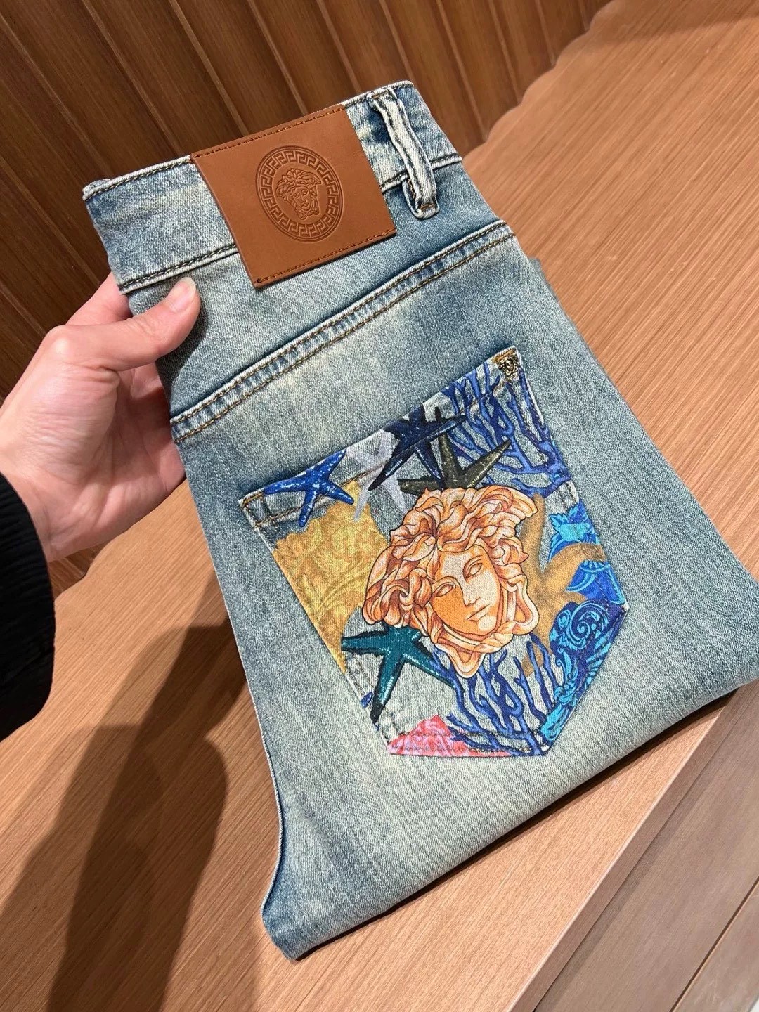 NO:142382,Versace 2025 spring and summer high-end fashion sense, super soft denim fabric, light-colored washing jeans. The fabric is very special, super fine imitation cotton yarn blend, super soft and comfortable. It has a casual, casual, relaxed and fashionable feeling. The cloth is refreshing, slightly stretchy, super soft wearing time, the whole pants are all traditional hand-wiping technology, natural stone grinding and light fermentation washing. Details are exquisite. Size 29-38, versace, jeans, alexander wang19860909范思哲 2025春夏高级时装感,超柔牛仔面料 , 浅色洗水牛仔裤. 面料很特殊,超细精仿棉纱混纺,超柔舒适感. 具备牛仔随性感 ,休闲感 ,有轻松感 ,时尚感. 布面清爽,微弹力,超柔穿着时间长, 整条裤子全传统手擦工艺,自然石磨轻酵洗水.细节精致感. 尺码29-38,,versace,jeans,alexander wang,Men's clothing