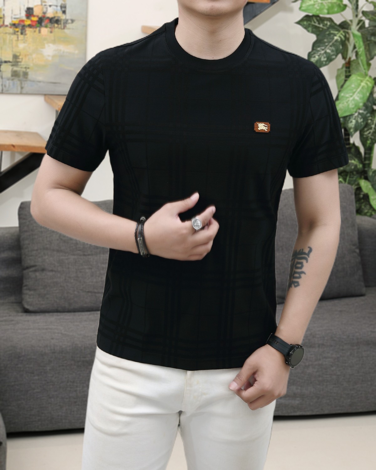 NO:153766,Burberry's new spring and summer new model in the first counter with the latest mercerized cotton round neck short sleeves, high-end customization, avant-garde and fashionable design!  Brand logo heavy craftsmanship design, dark pattern jacquard pattern design, soft texture, comfortable to wear, exquisite counter-level car lines, fine workmanship, invincible and handsome upper body effect!  A must-have item for handsome men!  Code number M-3xL, burberry, T-shirt, alexander wang19860909巴宝莉 2025春夏新款首发专柜最新款丝光棉圆领短袖 高端订制 设计前卫时尚！品牌logo重工艺设计 暗纹提花图案设计 面料手感柔软.穿着舒适.专柜级别精致车线.做工精细.上身效果无敌帅气！型男必备单品！码数M-3xL,,burberry,T-shirt,alexander wang,Men's clothing