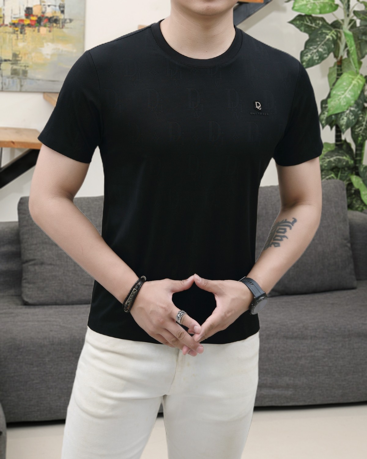 NO:153748,Dior 2025 summer new product fashionable round neck short sleeves are made of high-end Yuchan silk fabric. The classic round neck style is unique and cool. The luxurious classic jacquard logo design is versatile. Adhering to the traditional fashion charm of big brands, the unique line design exudes a strong British style, which is very modern and inherits the traditional concept. The precious fabric is smoother, the feel is soft, comfortable and breathable. The exquisite craftsmanship and three-dimensional tailoring style bring texture enjoyment. The counter size M-3XL was shipped on the same day!  ,dior,T-shirt,alexander wang19860909迪奥 2025夏季新品时尚圆领短袖采用高档玉婵丝面料 经典圆领款式独特又清凉 奢华经典提花logo设计百搭气质 秉承大牌的传统时尚魅力,独有的线条设计散发着浓郁的英伦风情,极具现代感亦承袭了传统理念.珍贵面料更加光滑,手感柔顺舒适透气 精湛工艺,立体剪裁风格带来质感享受.专柜尺码M-3XL,当天出货！,,dior,T-shirt,alexander wang,Men's clothing