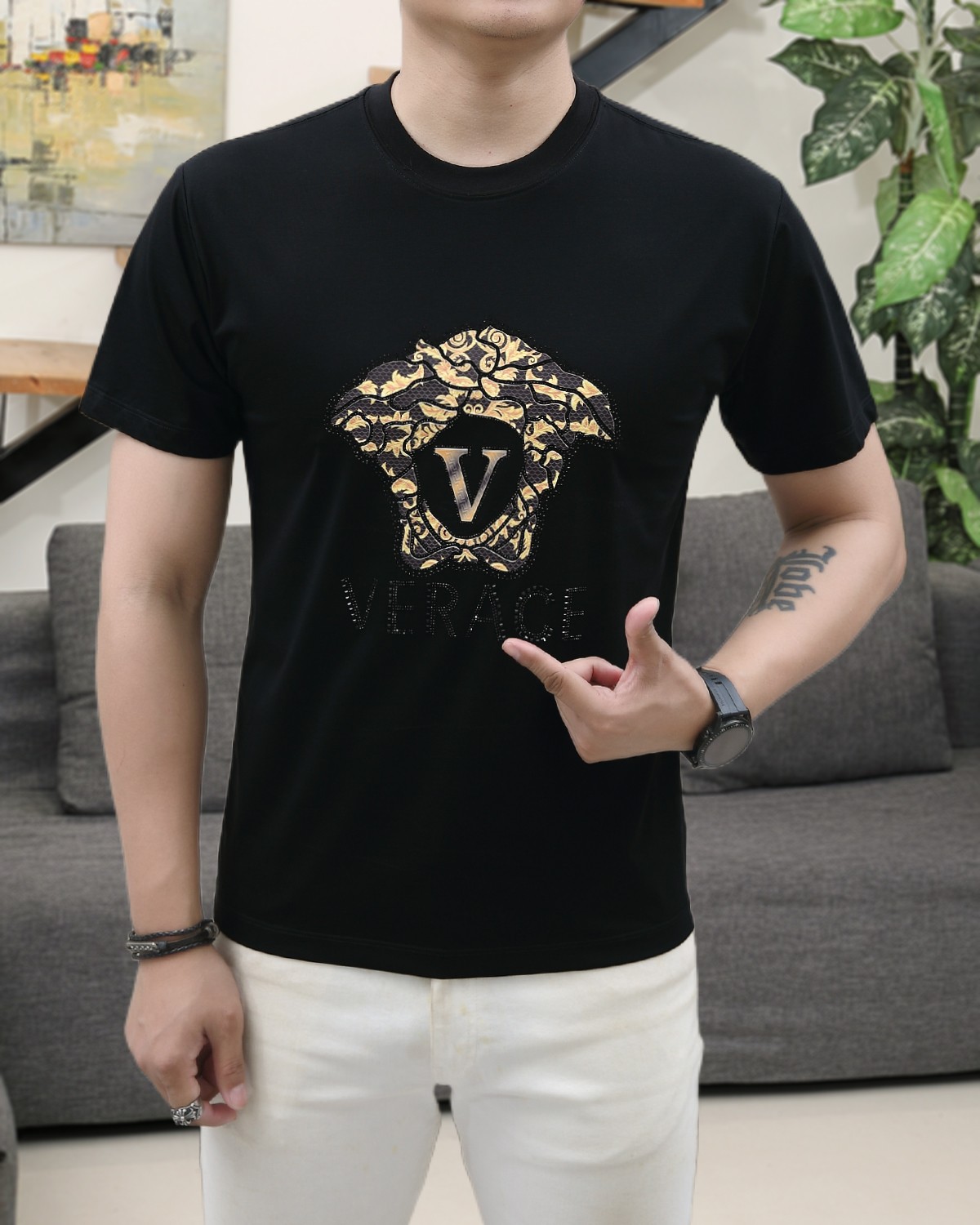 NO:153753,Versace 2025 summer new product fashionable round neck short sleeves are made of high-end Yuchan silk fabric. The classic round neck style is unique and cool. The luxurious classic jacquard logo design is versatile. Adhering to the traditional fashion charm of the big brand, the unique line design exudes a strong British style, which is very modern and inherits the traditional concept. The precious fabric is smoother, the feel is soft, comfortable and breathable. The exquisite craftsmanship and three-dimensional tailoring style bring texture enjoyment. The counter size M-3XL was shipped on the same day!  , versace, T-shirt,alexander wang19860909范思哲 2025夏季新品时尚圆领短袖采用高档玉婵丝面料 经典圆领款式独特又清凉 奢华经典提花logo设计百搭气质 秉承大牌的传统时尚魅力,独有的线条设计散发着浓郁的英伦风情,极具现代感亦承袭了传统理念.珍贵面料更加光滑,手感柔顺舒适透气 精湛工艺,立体剪裁风格带来质感享受.专柜尺码M-3XL,当天出货！,,versace,T-shirt,alexander wang,Men's clothing