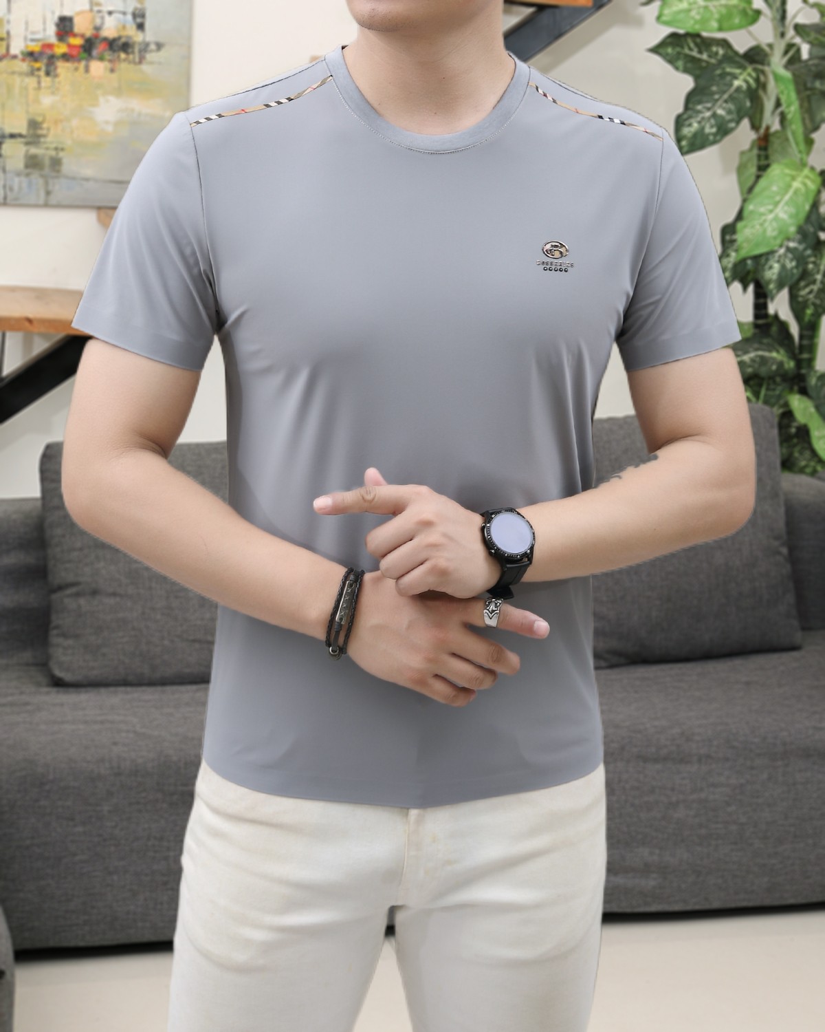 NO:153758,Burberry's new summer 2025 fashion round neck short sleeves are made of high-end Yuchan silk fabric. The classic round neck style is unique and cool. The luxurious classic jacquard logo design is versatile. Adhering to the traditional fashion charm of the big brand, the unique line design exudes a strong British style, which is very modern and inherits the traditional concept. The precious fabric is smoother, soft, comfortable and breathable. The exquisite craftsmanship and three-dimensional tailoring style bring texture enjoyment. The counter size M-3XL was shipped on the same day!  ,burberry,T-shirt,alexander wang19860909巴宝莉 2025夏季新品时尚圆领短袖采用高档玉婵丝面料 经典圆领款式独特又清凉 奢华经典提花logo设计百搭气质 秉承大牌的传统时尚魅力,独有的线条设计散发着浓郁的英伦风情,极具现代感亦承袭了传统理念.珍贵面料更加光滑,手感柔顺舒适透气 精湛工艺,立体剪裁风格带来质感享受.专柜尺码M-3XL,当天出货！,,burberry,T-shirt,alexander wang,Men's clothing