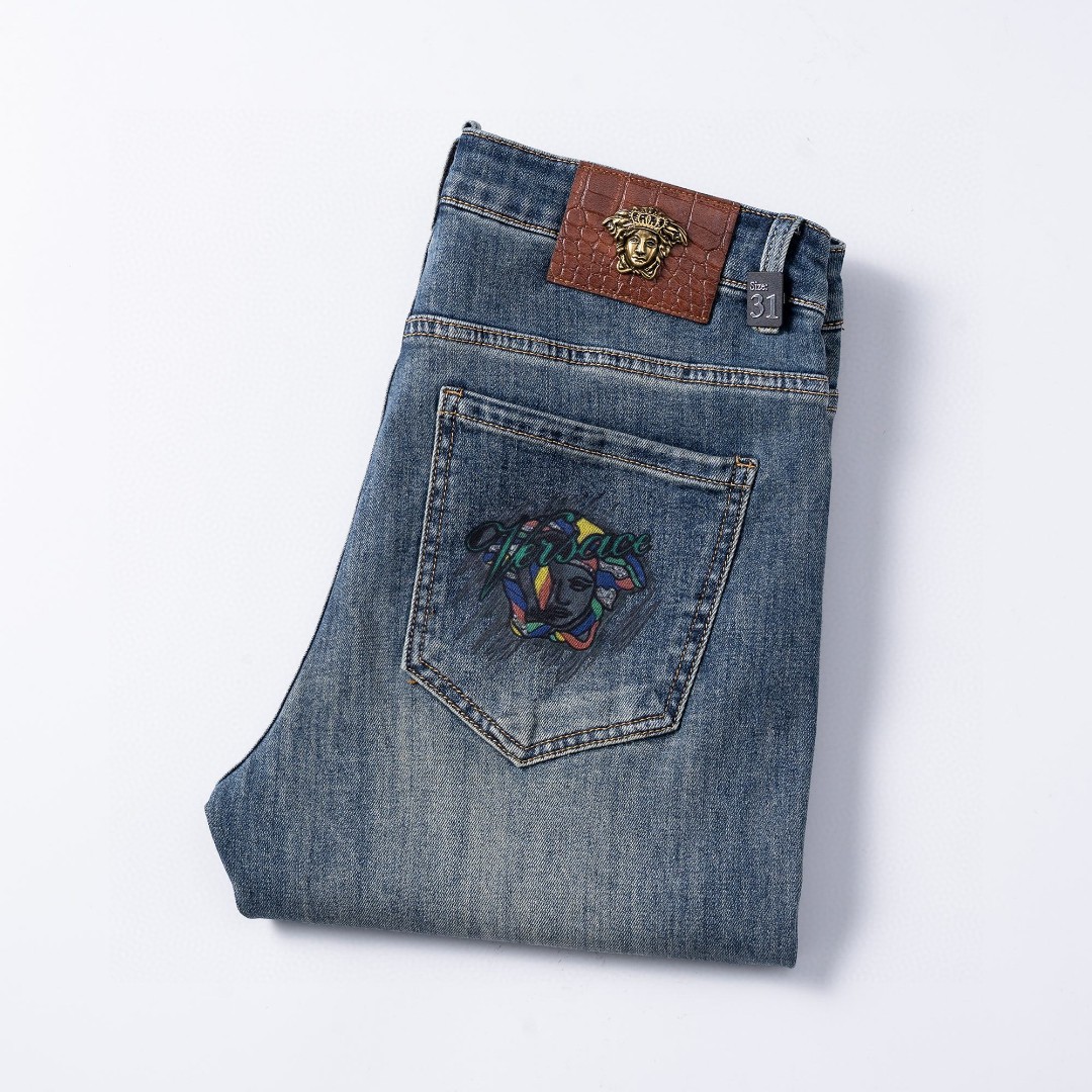 NO:153800,Versace's official counter is available at the same time, original singles are ruthless, super stylish jeans, customized original washing denim fabric, unique design, top-grade printing craft letter pattern logo, original hardware and auxiliary decoration, extremely superior jeans, the materials and craftsmanship are extremely luxurious and exquisite, extremely high-end, handsome and stylish, recommended, size 29-38, versace, jeans, alexander wang19860909范思哲 官网专柜同步有售,原单狠货,超级有范儿的一款牛仔裤,定制原版水洗牛仔面料,独特设计,顶级印花工艺字母图案logo,原版五金辅料装饰,极为翘楚的一款牛仔裤,用料与工艺都极致奢华精湛,档次极高,上身帅气有型,推荐,码数29—38,,versace,jeans,alexander wang,Men's clothing