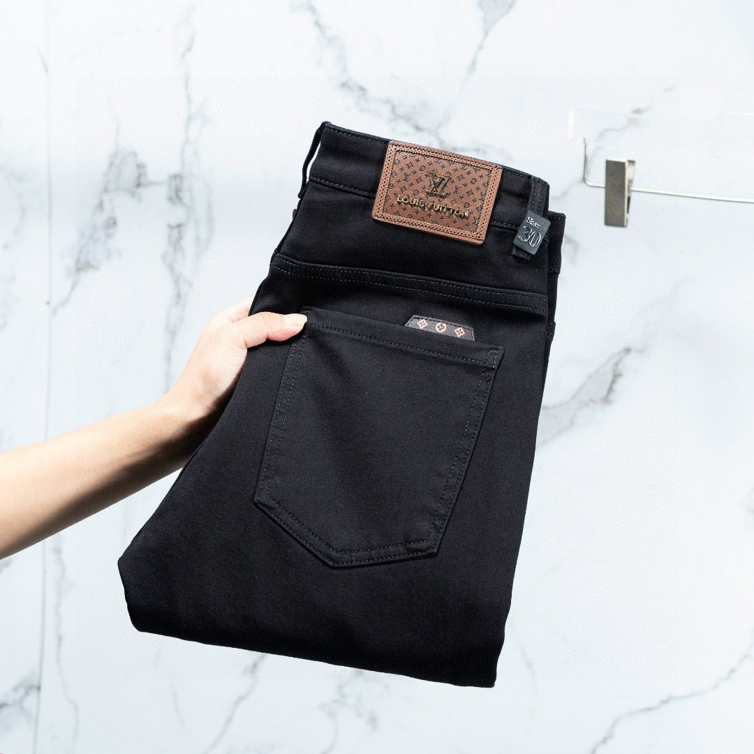 NO:153775,LV men's jeans original original cloth original wash water!  Imported original wash elastic fabrics, complex handicrafts superimposed, any wash process will become a completely different color effect after a few more seconds, so it is more precious, especially long-lasting and odor-resistant... Use the best tannin elastic texture, genuine leather leather cards, high-quality metal accessories... to create a unique and original jeans style!  Original hardware accessories, super positive style, comfortable and breathable, extremely high grade, counter quality, and handsome upper body. Number of codes 29-38,,louis vuitton,jeans,alexander wang19860909LV 男士牛仔裤原厂原布原洗水！进口原版水洗弹力面料,复杂的手工艺叠加,任何一个洗水环节多停留几秒都会变成完全不一样的颜色效果,所以越加珍贵,特别持久、耐味…… 选用上乘的丹宁弹力质感,真皮皮牌、高定的金属辅料……打造出独特及原创的牛仔裤款型！原版五金辅料,版型超正,舒适透气,档次极高,专柜品质,上身帅气十足. 码数29-38,,louis vuitton,jeans,alexander wang,Men's clothing