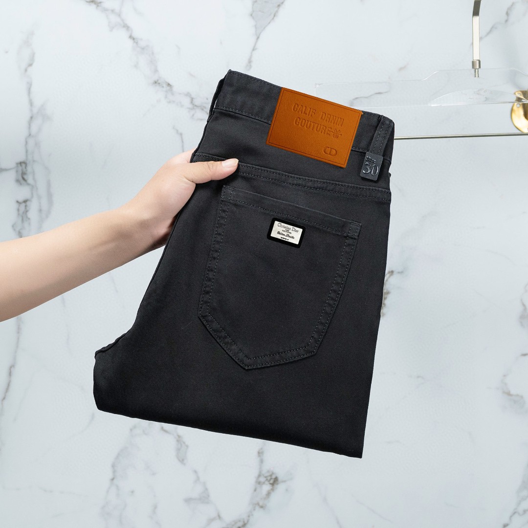 NO:153793,Dior Men's jeans original original cloth original wash water!  Imported original wash elastic fabrics, complex handicrafts superimposed, any wash process will become a completely different color effect after a few more seconds, so it is more precious, especially long-lasting and odor-resistant... Use the best tannin elastic texture, genuine leather leather cards, high-quality metal accessories... to create a unique and original jeans style!  Original hardware accessories, super positive style, comfortable and breathable, extremely high grade, counter quality, and handsome upper body. Number of codes 29-38,,dior,jeans,alexander wang19860909迪奥 男士牛仔裤原厂原布原洗水！进口原版水洗弹力面料,复杂的手工艺叠加,任何一个洗水环节多停留几秒都会变成完全不一样的颜色效果,所以越加珍贵,特别持久、耐味…… 选用上乘的丹宁弹力质感,真皮皮牌、高定的金属辅料……打造出独特及原创的牛仔裤款型！原版五金辅料,版型超正,舒适透气,档次极高,专柜品质,上身帅气十足. 码数29-38,,dior,jeans,alexander wang,Men's clothing