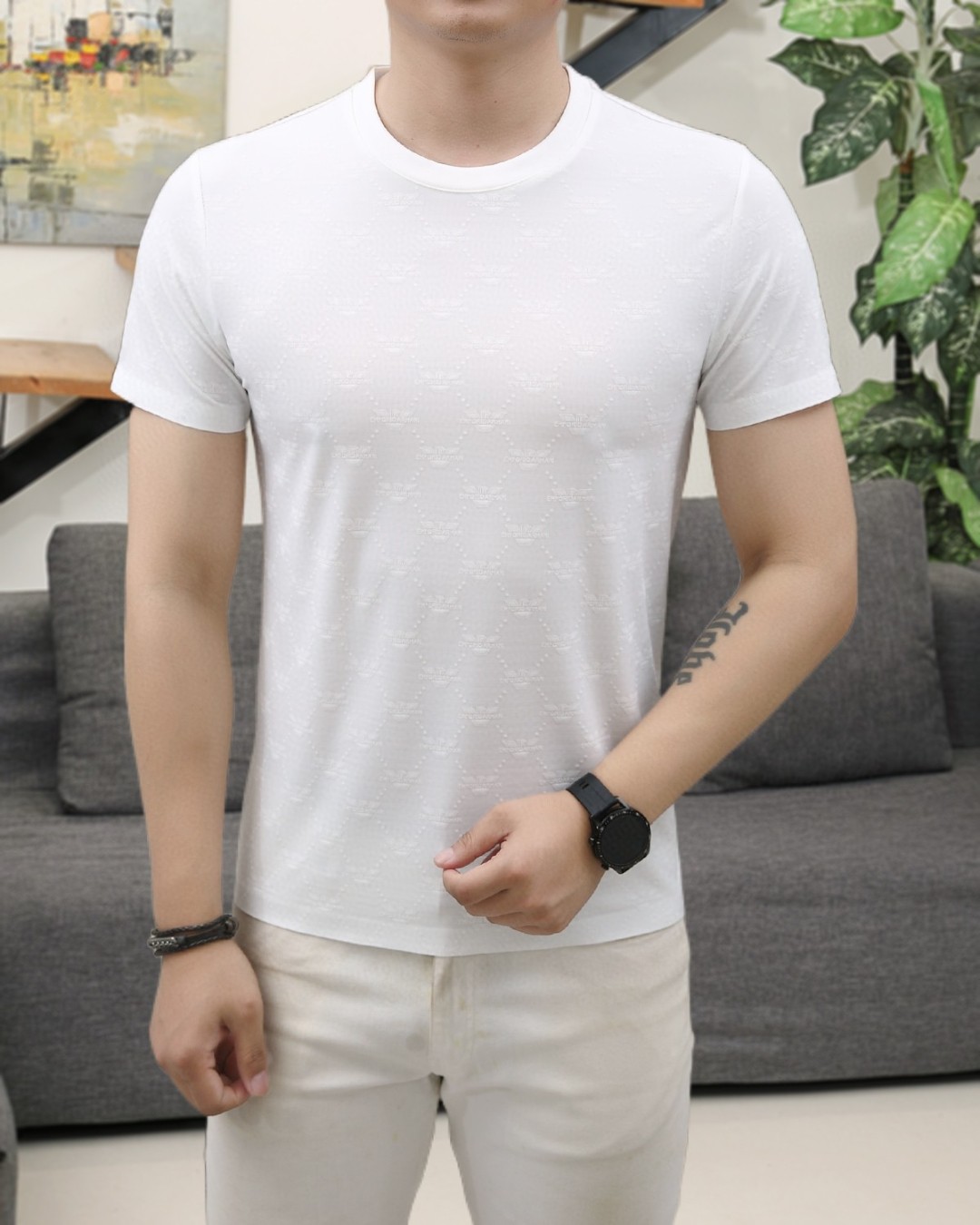 NO:153825,Armani 2025 summer new product fashionable round neck short sleeves are made of high-end Yuchan silk fabric. The classic round neck style is unique and cool. The luxurious classic jacquard logo design is versatile. Adhering to the traditional fashion charm of the big brand, the unique line design exudes a strong British style, which is very modern and inherits the traditional concept. The precious fabric is smoother, the feel is soft, comfortable and breathable. The exquisite craftsmanship and three-dimensional tailoring style bring texture enjoyment. The counter size M-3XL was shipped on the same day!  ,armani,T-shirt,alexander wang19860909阿玛尼 2025夏季新品时尚圆领短袖采用高档玉婵丝面料 经典圆领款式独特又清凉 奢华经典提花logo设计百搭气质 秉承大牌的传统时尚魅力,独有的线条设计散发着浓郁的英伦风情,极具现代感亦承袭了传统理念.珍贵面料更加光滑,手感柔顺舒适透气 精湛工艺,立体剪裁风格带来质感享受.专柜尺码M-3XL,当天出货！,,armani,T-shirt,alexander wang,Men's clothing