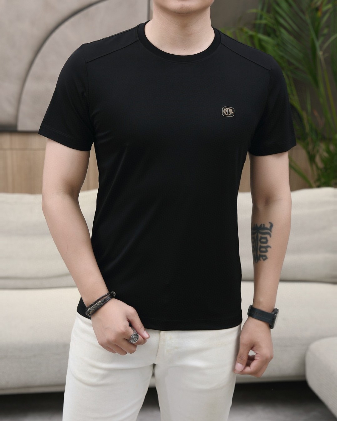 NO:426864,Dior 2025 summer new model!  Fashionable and casual round neck short-sleeved fashion item design, more fashionable and comfortable, high-standard customization, very stylish upper body, luxurious and classic LOGO pattern on the chest, customer-supplied auxiliary materials, imported high-end custom fabrics with very delicate texture, exquisite details and exquisite craftsmanship, extremely shaping item, can be matched with any fashion, super good style, a must-have item for trendy men. Counter code: M-3XL, shipped on the same day!  ,dior,T-shirt,alexander wang19860909迪奥 2025夏季新款！时尚休闲圆领短袖时尚单品设计,更加时尚舒适,高标准定制,上身非常有型,胸前奢华经典LOGO图案 客供辅料,客供进口高档定制面料质感非常细腻,细节工艺精湛考究,塑造性极高的一款单品,任何时装都可以搭配,版型超级好 潮男必备单品 专柜码:M-3XL,当天出货！,,dior,T-shirt,alexander wang,Men's clothing