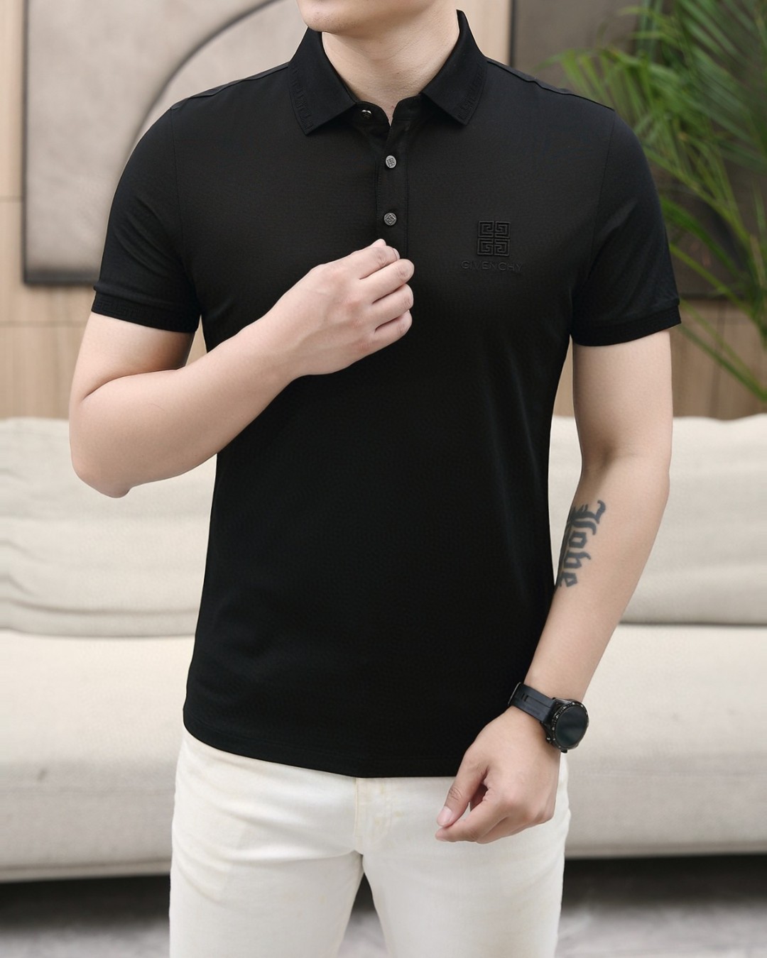 NO:153877,Givenchy's latest top-grade fine bead mercerated short-sleeved polo shirt lapel T-shirt in 2025 spring and summer counter, high-end customization and avant-garde design!  Heavy craft design, high-end customized fabric, soft feel, comfortable to wear, exquisite counter-level car line, fine workmanship, invincible and handsome upper body effect!  A must-have item for handsome men!  Number of code M-3XL (178 catties wear L slim fit, maximum wear 190 catties), givennchy, T-shirt, tees, t-shirt, alexander wang19860909纪梵希 2025春夏专柜最新款顶级细珠地丝光短袖polo衫翻领T恤 高端订制 设计前卫！重工艺设计 高端订制面料.手感柔软.穿着舒适.专柜级别精致车线.做工精细.上身效果无敌帅气！型男必备单品！码数M-3XL（178 斤穿L修身 最大穿190斤）,,givenchy,T-shirt,tees，t-shirt,alexander wang,Men's clothing