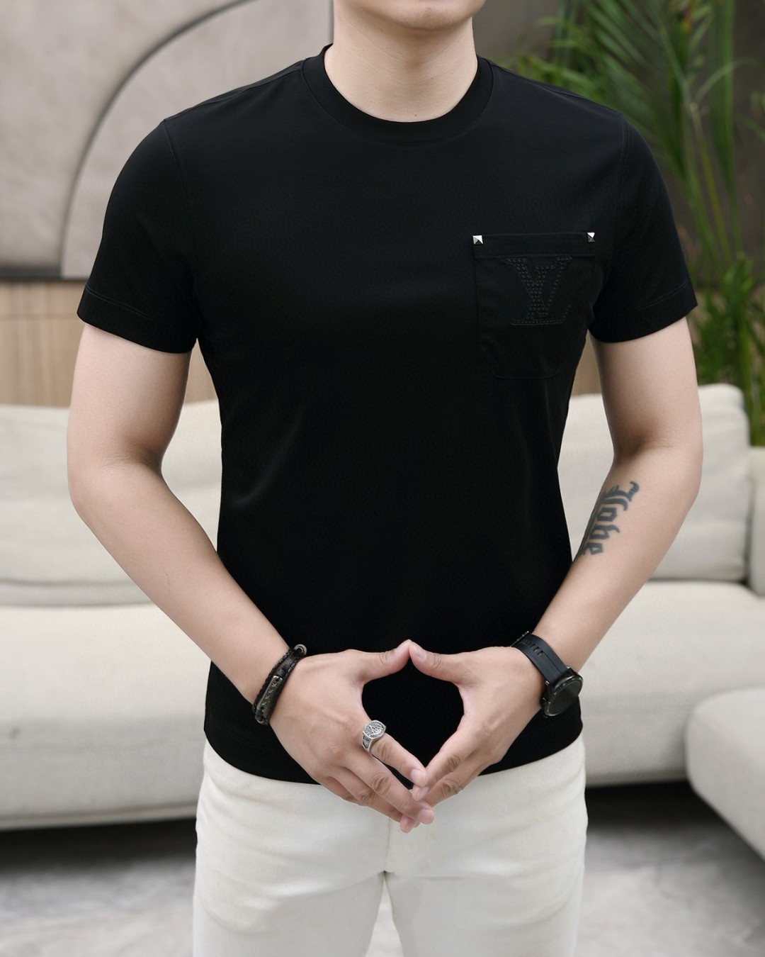 NO:153888,LV 2025 summer new product fashionable round neck short sleeves are made of high-end Yuchan silk fabric. The classic round neck style is unique and cool. The luxurious classic jacquard logo design is versatile. Adhering to the traditional fashion charm of the big brand, the unique line design exudes a strong British style, which is very modern and inherits the traditional concept. The precious fabric is smoother, soft, comfortable and breathable. The exquisite craftsmanship and three-dimensional tailoring style bring texture enjoyment. The counter size M-3XL was shipped on the same day!  ,,louis vuitton,T-shirt,alexander wang19860909LV 2025夏季新品时尚圆领短袖采用高档玉婵丝面料 经典圆领款式独特又清凉 奢华经典提花logo设计百搭气质 秉承大牌的传统时尚魅力,独有的线条设计散发着浓郁的英伦风情,极具现代感亦承袭了传统理念.珍贵面料更加光滑,手感柔顺舒适透气 精湛工艺,立体剪裁风格带来质感享受.专柜尺码M-3XL,当天出货！,,louis vuitton,T-shirt,alexander wang,Men's clothing