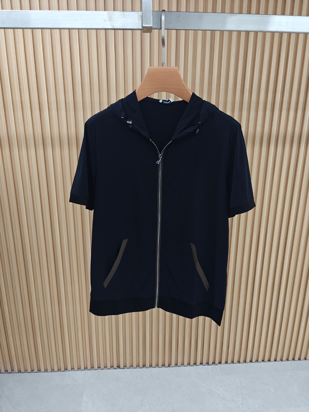 NO:153893,High-quality Jenia 1890ss spring and summer counter fashionable hooded cardigan T-shirt, casual and fashionable outside, essential for inner wear, comfortable and beautiful, visible on the upper body, customized imported high-end fabric, delicate and silky feel, close-fitting and comfortable without thorning, fashionable and stylish counter logo design is very unique, original quality and craftsmanship, perfect three-dimensional slim tailoring, lock edge sewing plates are very rigorous and exquisite, absolutely first-line OEM requirements!  Don't miss it, male gods!  Complete three standards!  Size M-3XL (model 176/catties upper body L size), zegna,tees, t-shirt,hats,alexander wang19860909高品质 杰尼亚 1890ss春夏专柜时尚大爆款连帽开衫T恤,休闲时尚外穿 内搭必备款,舒适好看上身可见 定制进口高端面料,手感细腻丝滑,贴身舒适不扎肉,穿着时尚有型专柜标志设计非常独特,原版品质与工艺 完美立体修身剪裁 锁边缝盘都非常严谨考究 绝对一线代工要求！男神们别错过！ 三标齐全！尺码 M-3XL（模特176/斤上身L码）,,zegna,tees，t-shirt,hats,alexander wang,Men's clothing