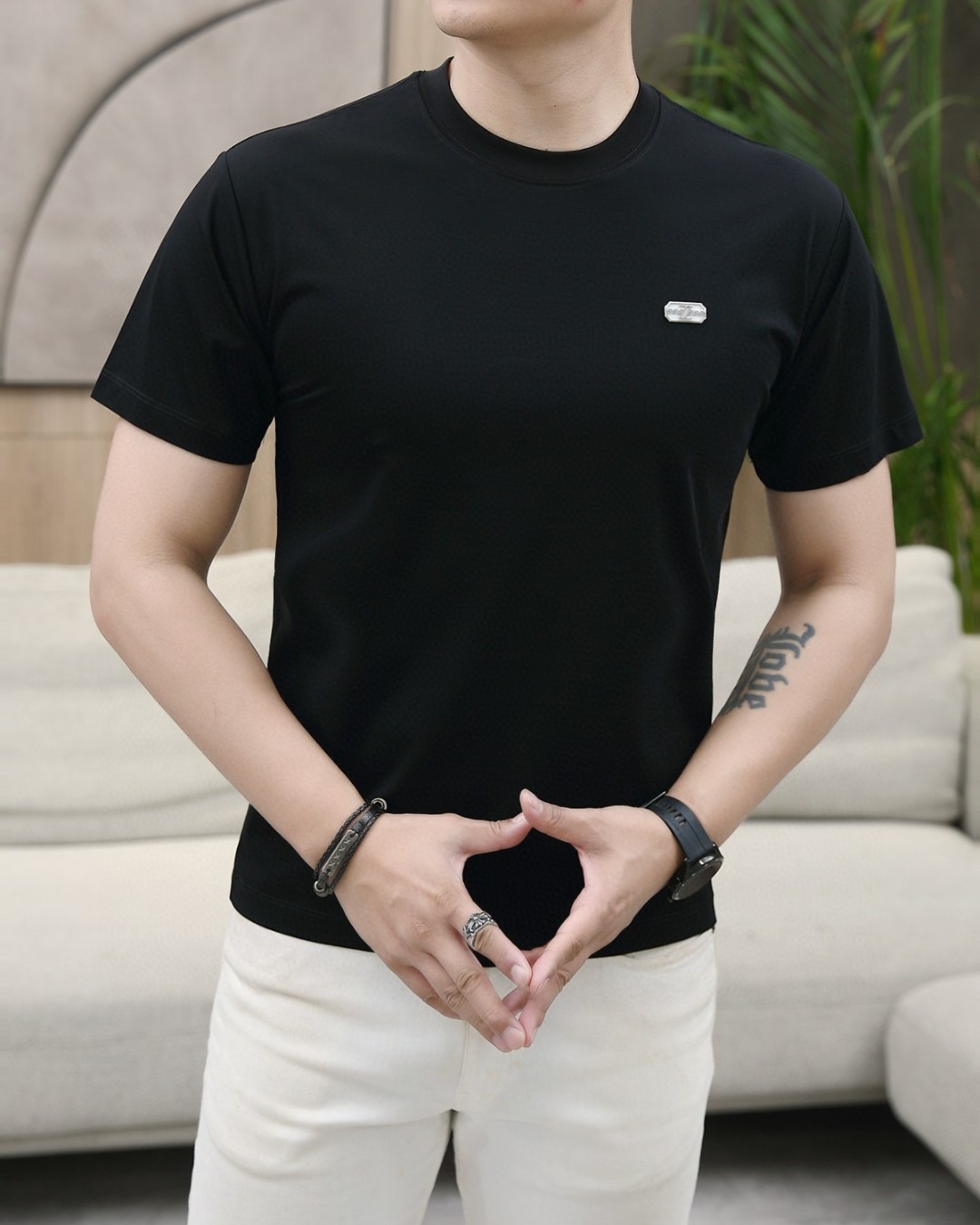 NO:153903,Jenia 2025 summer new product fashionable round neck short sleeves are made of high-end Yuchan silk fabric. The classic round neck style is unique and cool. The luxurious classic jacquard logo design is versatile. Adhering to the traditional fashion charm of the big brand, the unique line design exudes a strong British style, which is very modern and inherits the traditional concept. The precious fabric is smoother, the feel is soft, comfortable and breathable. The exquisite craftsmanship and three-dimensional tailoring style bring texture enjoyment. The counter size M-3XL was shipped on the same day!  ,zegna,T-shirt,alexander wang19860909杰尼亚 2025夏季新品时尚圆领短袖采用高档玉婵丝面料 经典圆领款式独特又清凉 奢华经典提花logo设计百搭气质 秉承大牌的传统时尚魅力,独有的线条设计散发着浓郁的英伦风情,极具现代感亦承袭了传统理念.珍贵面料更加光滑,手感柔顺舒适透气 精湛工艺,立体剪裁风格带来质感享受.专柜尺码M-3XL,当天出货！,,zegna,T-shirt,alexander wang,Men's clothing