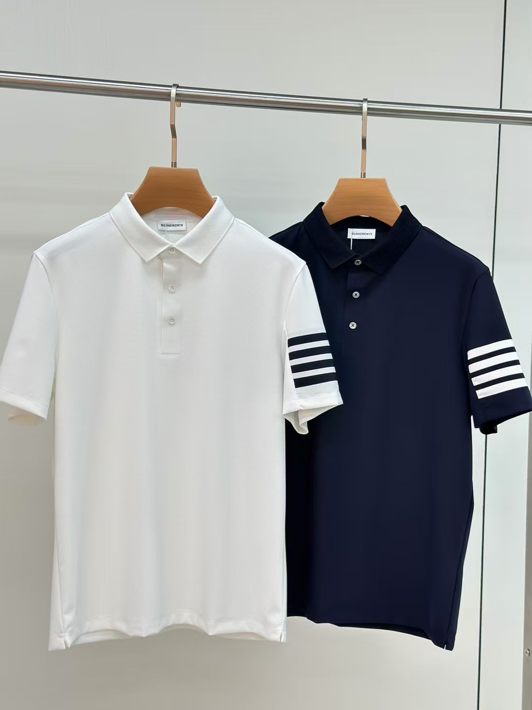 NO:158927,TB 2025 Spring and Summer Counter Latest Top Silk Short-Sleeve Polo Sweater Lapel T-shirt High-end Customized Design Avant-garde!  Heavy craft design, high-end customized fabric, soft feel, comfortable to wear, exquisite counter-level car line, fine workmanship, invincible and handsome upper body effect!  A must-have item for handsome men!  Number of code M-3XL (178 140 catties wear L slim fit maximum wear 190 catties), T-shirt,tees,t-shirt,alexander wang19860909TB 2025春夏专柜最新款顶级丝短袖polo衫翻领T恤 高端订制 设计前卫！重工艺设计 高端订制面料.手感柔软.穿着舒适.专柜级别精致车线.做工精细.上身效果无敌帅气！型男必备单品！码数M-3XL（178 140斤穿L修身 最大穿190斤）,,T-shirt,tees，t-shirt,alexander wang,Men's clothing