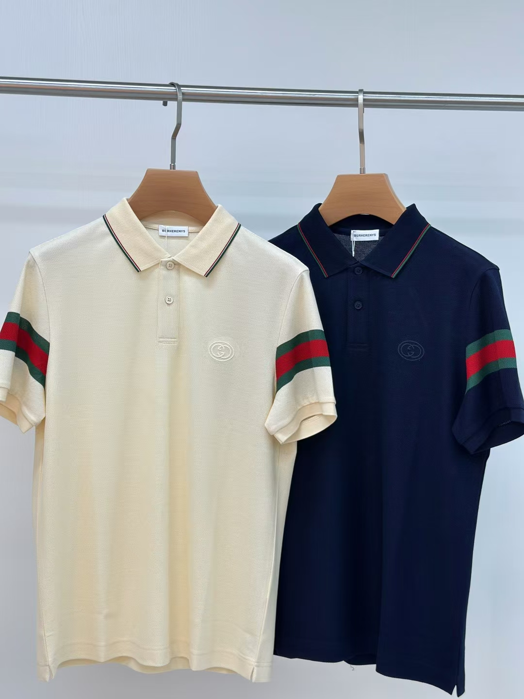 NO:158926,Gucci's latest top-quality silk short-sleeved polo shirt lapel T-shirt in the 2025 spring and summer counter, high-end customization and avant-garde design!  Heavy craft design, high-end customized fabric, soft feel, comfortable to wear, exquisite counter-level car line, fine workmanship, invincible and handsome upper body effect!  A must-have item for handsome men!  Number of code M-3XL (178 140 catties wear L slim fit maximum wear 190 catties), gucci, T-shirt, tees, t-shirt, alexander wang19860909古驰 2025春夏专柜最新款顶级蚕丝短袖polo衫翻领T恤 高端订制 设计前卫！重工艺设计 高端订制面料.手感柔软.穿着舒适.专柜级别精致车线.做工精细.上身效果无敌帅气！型男必备单品！码数M-3XL（178 140斤穿L修身 最大穿190斤）,,gucci,T-shirt,tees，t-shirt,alexander wang,Men's clothing