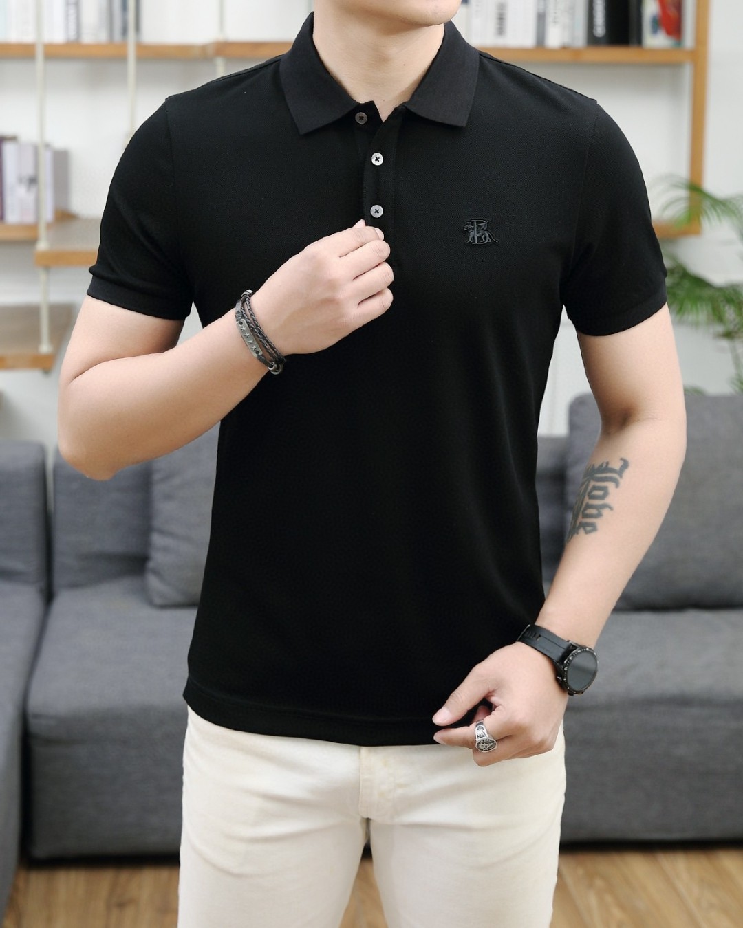 NO:466246,BC 2025 spring and summer new models are coming~~ Recommended by old money and upstarts!  Today I recommend his versatile classic POLO shirt!  Classic styles every year. A style that can be matched well for business commuting. Chest logo embroidery, classic three-pin buckle, details of the turtle back, inner logo, a combination of style. There is no excessive decoration and embellishment. The fabric is exquisite and easy to match as the overall design. The fabric is made of customer-supplied woven. Mercerized bead floor fabric, skin-friendly and breathable. At the same time, the fabric is very backbone, the upper body is crisp and stylish, and the hardware and auxiliary materials are all in full. Color Black and white. Number M-3XL. Try it on 172-148. Wear L slim feel, alexander wang19860909BC 2025春夏新款来袭～～老钱新贵推荐！今天推荐他家百搭经典POLO衫 ！年年经典款式 商务通勤都能很好搭配的一款 .胸口标志刺绣 经典三粒扣 龟背的细节 内里标志 合体的版型.没有过多的装饰点缀 以版型面料考究易于搭配 作为整体设计 面料采用客供定织 丝光珠地面料,亲肤透气同时,面料很有骨干,上身挺括有型,五金辅料全品相 颜色 黑色 白色 码数M-3XL 试穿172-148穿L修身感,,alexander wang,Men's clothing