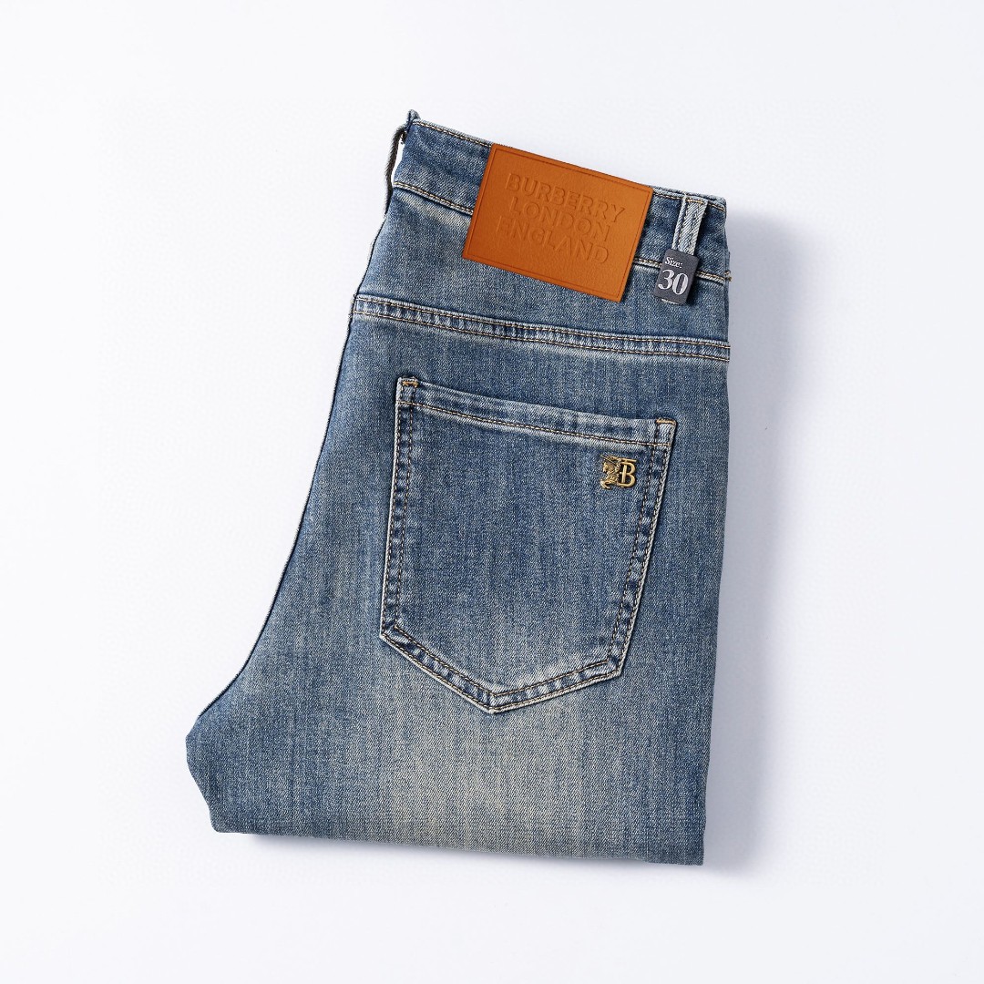 NO:509130,Burberry's official counter is available at the same time, original singles are ruthless, super stylish jeans, customized original washing denim fabric, unique design, top-grade craft letter pattern logo, original hardware and auxiliary decoration, extremely top-notch jeans, the materials and craftsmanship are extremely luxurious and exquisite, extremely high-end, handsome and stylish, recommended, digits 29-38, burberry, jeans, alexander wang19860909巴宝莉 官网专柜同步有售,原单狠货,超级有范儿的一款牛仔裤,定制原版水洗牛仔面料,独特设计,顶级工艺字母图案logo,原版五金辅料装饰,极为翘楚的一款牛仔裤,用料与工艺都极致奢华精湛,档次极高,上身帅气有型,推荐,码数29—38,,burberry,jeans,alexander wang,Men's clothing