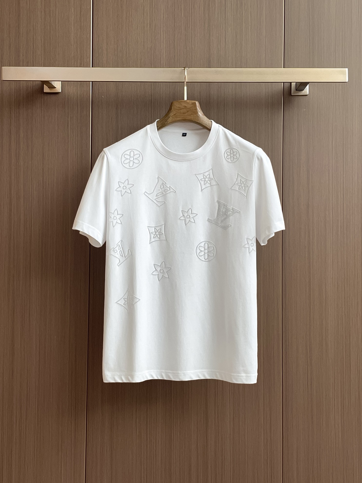 NO:466232,LV 2025 summer new model!  Fashionable and casual round neck short-sleeved fashion item design, more fashionable and comfortable, high-standard customization, very stylish upper body, luxurious and classic LOGO pattern on the chest, customer-supplied auxiliary materials, imported high-end custom fabrics with very delicate texture, exquisite details and exquisite craftsmanship, extremely shaping item, can be matched with any fashion, super good style, a must-have item for trendy men. Counter code: M-3XL, shipped on the same day!  ,,louis vuitton,T-shirt,alexander wang19860909LV 2025夏季新款！时尚休闲圆领短袖时尚单品设计,更加时尚舒适,高标准定制,上身非常有型,胸前奢华经典LOGO图案 客供辅料,客供进口高档定制面料质感非常细腻,细节工艺精湛考究,塑造性极高的一款单品,任何时装都可以搭配,版型超级好 潮男必备单品 专柜码:M-3XL,当天出货！,,louis vuitton,T-shirt,alexander wang,Men's clothing