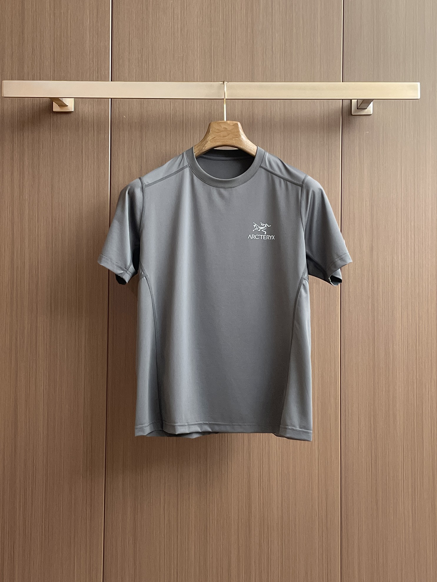 NO:453662,Archaeopteryx 2025 summer new model!  Fashionable and casual round neck short-sleeved fashion item design, more fashionable and comfortable, high-standard customization, very stylish upper body, luxurious and classic LOGO pattern on the chest, customer-supplied auxiliary materials, imported high-end custom fabrics with very delicate texture, exquisite details and exquisite craftsmanship, extremely shaping item, can be matched with any fashion, super good style, a must-have item for trendy men. Counter code: M-3XL, shipped on the same day!  ,arc'teryx,T-shirt,alexander wang19860909始祖鸟 2025夏季新款！时尚休闲圆领短袖时尚单品设计,更加时尚舒适,高标准定制,上身非常有型,胸前奢华经典LOGO图案 客供辅料,客供进口高档定制面料质感非常细腻,细节工艺精湛考究,塑造性极高的一款单品,任何时装都可以搭配,版型超级好 潮男必备单品 专柜码:M-3XL,当天出货！,arc'teryx,T-shirt,alexander wang,Men's clothing