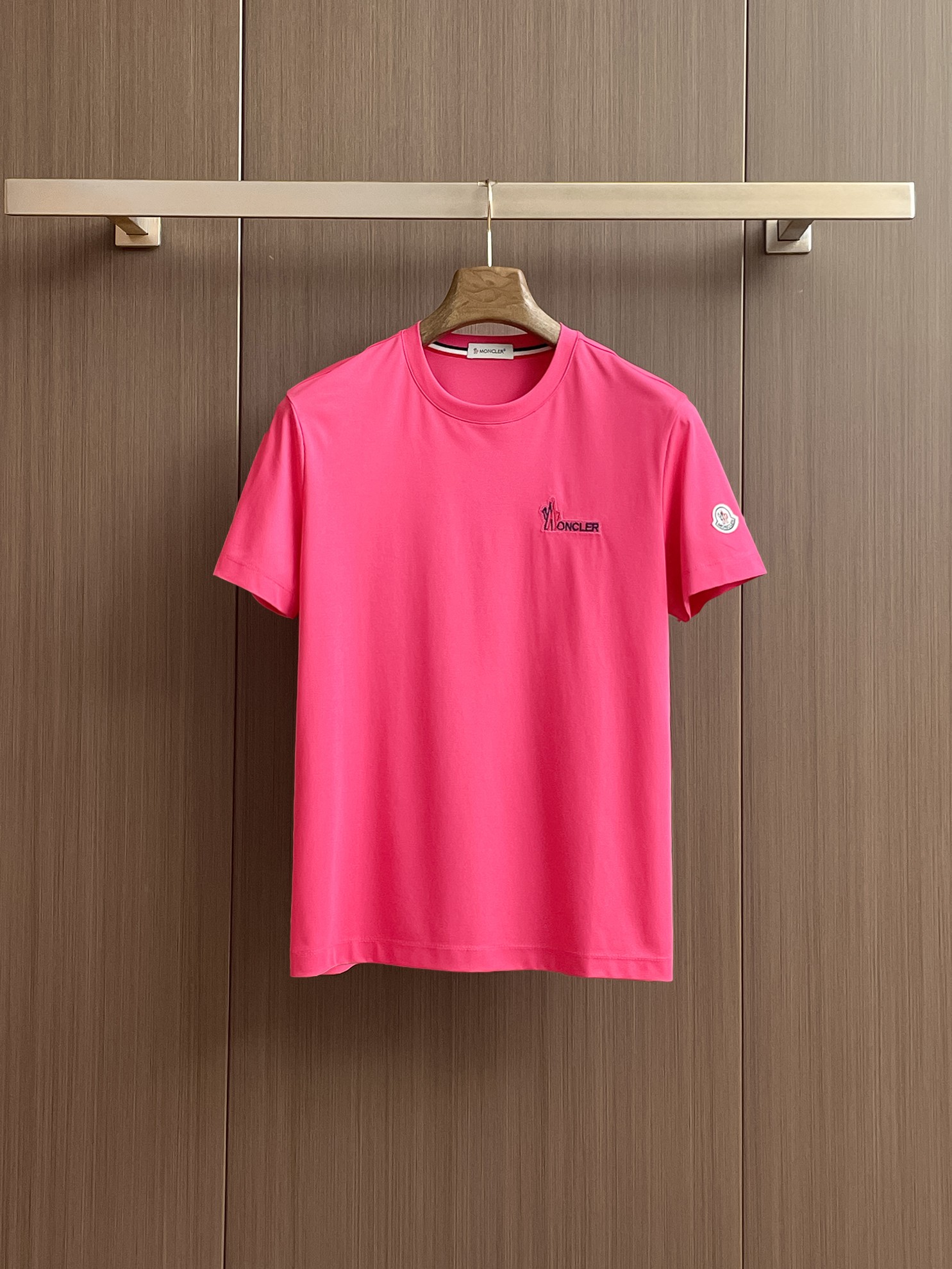 NO:453677,The new 2025 summer style!  Fashionable and casual round neck short-sleeved fashion item design, more fashionable and comfortable, high-standard customization, very stylish upper body, luxurious and classic LOGO pattern on the chest, customer-supplied auxiliary materials, imported high-end custom fabrics with very delicate texture, exquisite details and exquisite craftsmanship, extremely shaping item, can be matched with any fashion, super good style, a must-have item for trendy men. Counter code: M-3XL, shipped on the same day!  , Moncler, T-shirt, alexander wang19860909蒙口/mo 2025夏季新款！时尚休闲圆领短袖时尚单品设计,更加时尚舒适,高标准定制,上身非常有型,胸前奢华经典LOGO图案 客供辅料,客供进口高档定制面料质感非常细腻,细节工艺精湛考究,塑造性极高的一款单品,任何时装都可以搭配,版型超级好 潮男必备单品 专柜码:M-3XL,当天出货！,,Moncler,T-shirt,alexander wang,Men's clothing