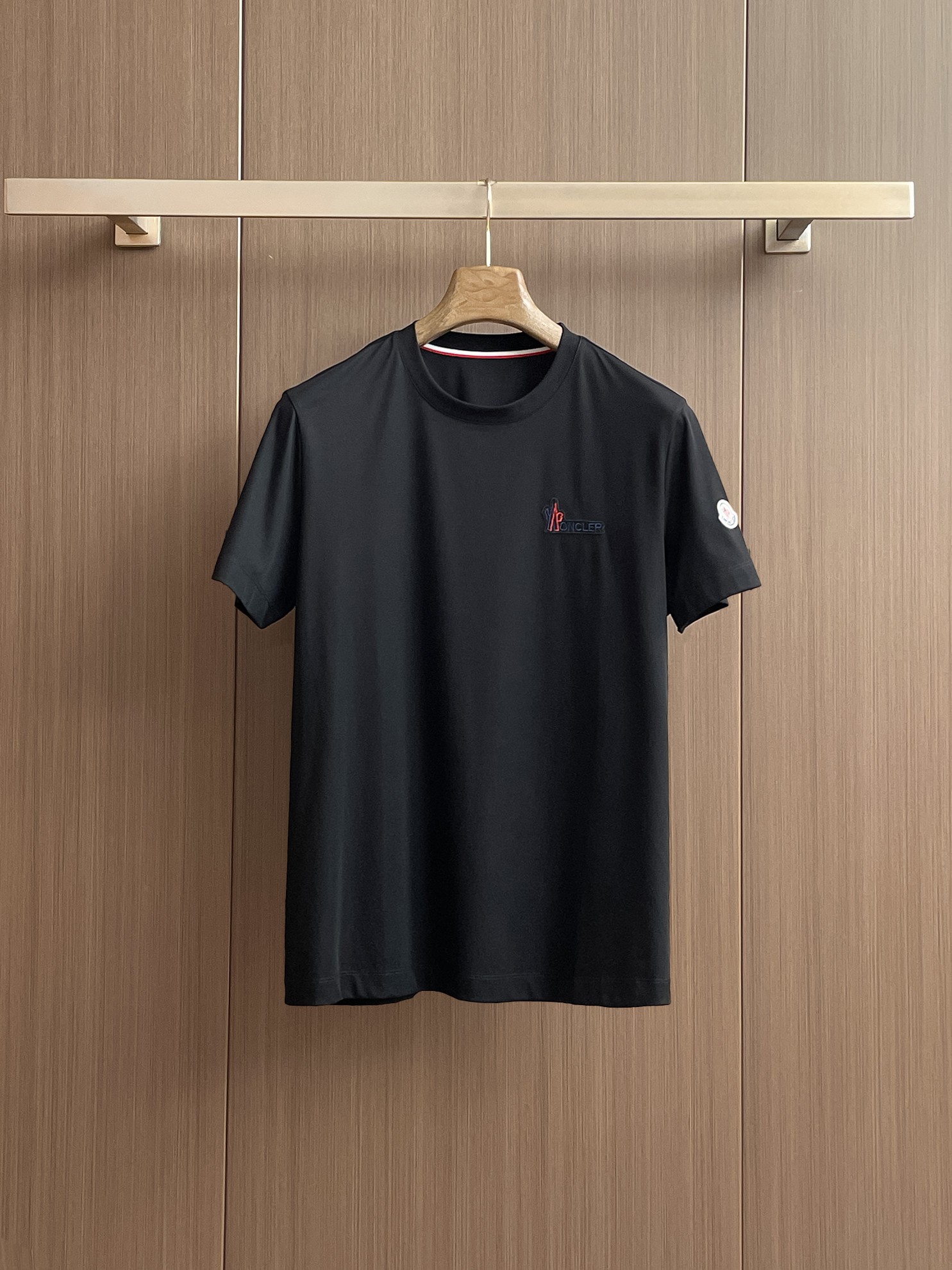 NO:466244,The new 2025 summer style!  Fashionable and casual round neck short-sleeved fashion item design, more fashionable and comfortable, high-standard customization, very stylish upper body, luxurious and classic LOGO pattern on the chest, customer-supplied auxiliary materials, imported high-end custom fabrics with very delicate texture, exquisite details and exquisite craftsmanship, extremely shaping item, can be matched with any fashion, super good style, a must-have item for trendy men. Counter code: M-3XL, shipped on the same day!  , Moncler, T-shirt, alexander wang19860909蒙口/mo 2025夏季新款！时尚休闲圆领短袖时尚单品设计,更加时尚舒适,高标准定制,上身非常有型,胸前奢华经典LOGO图案 客供辅料,客供进口高档定制面料质感非常细腻,细节工艺精湛考究,塑造性极高的一款单品,任何时装都可以搭配,版型超级好 潮男必备单品 专柜码:M-3XL,当天出货！,,Moncler,T-shirt,alexander wang,Men's clothing