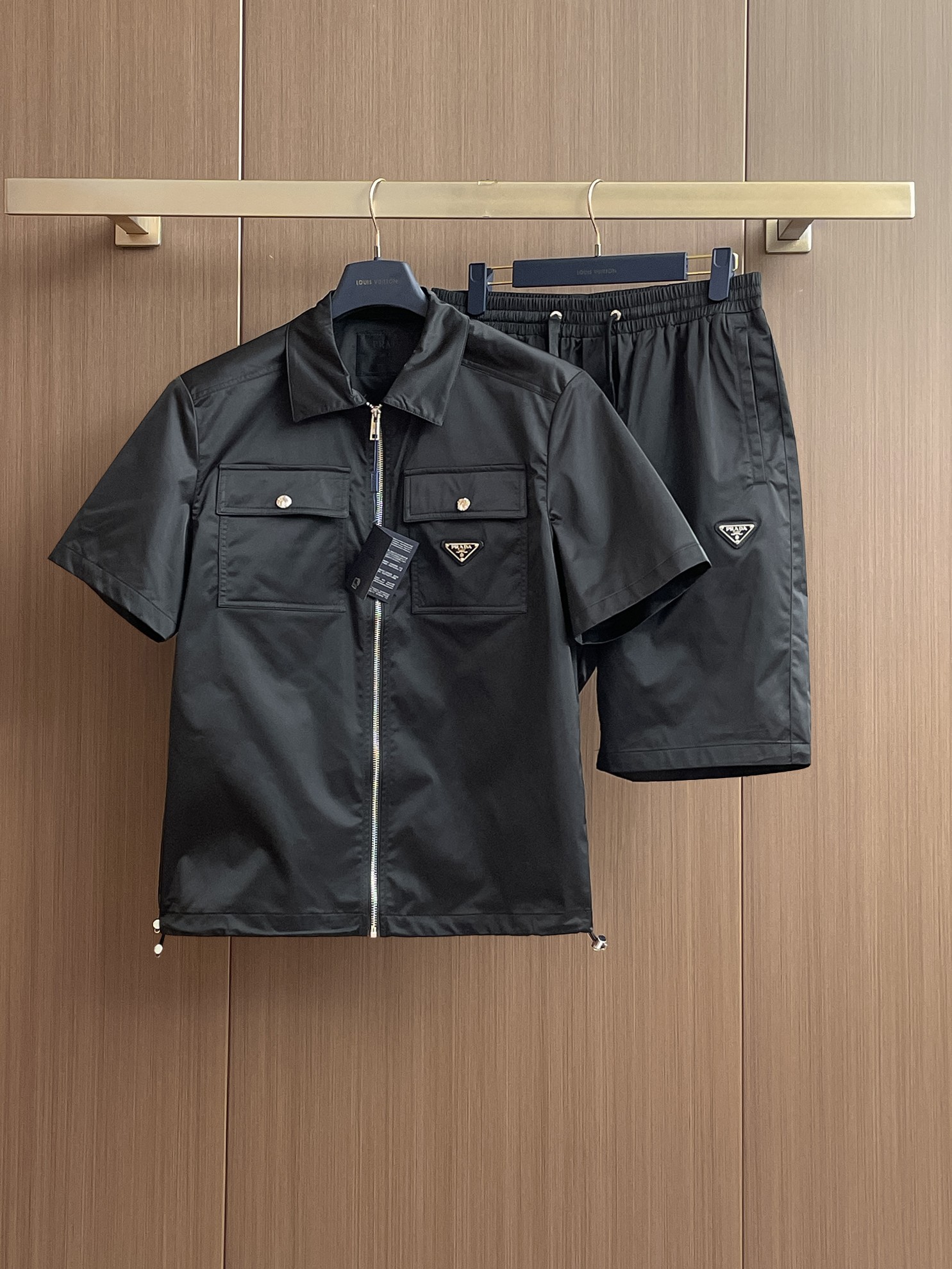 NO:453672,The new Prada 2025 set uses exclusive imported customized fabrics for customer supply. The surface of the fabric is very textured and obvious. The upper body is breathable, light and comfortable. The details show the design characteristics and exquisite craftsmanship, and the overall details are wonderful!  The overall style is fashionable, simple and generous. The same style for men and women, couples. The number of codes M-3xL, prada, alexander wang19860909普拉达 2025新款套装采用客供独家进口定制面料,面料表面非常有质感显而易见,上身透气轻薄十分舒适,细节处彰显设计特色与精湛工艺,整体细节美妙绝伦！整体款式时尚简洁大方.男女同款,情侣款.码数M-3xL,,prada,alexander wang,Men's clothing