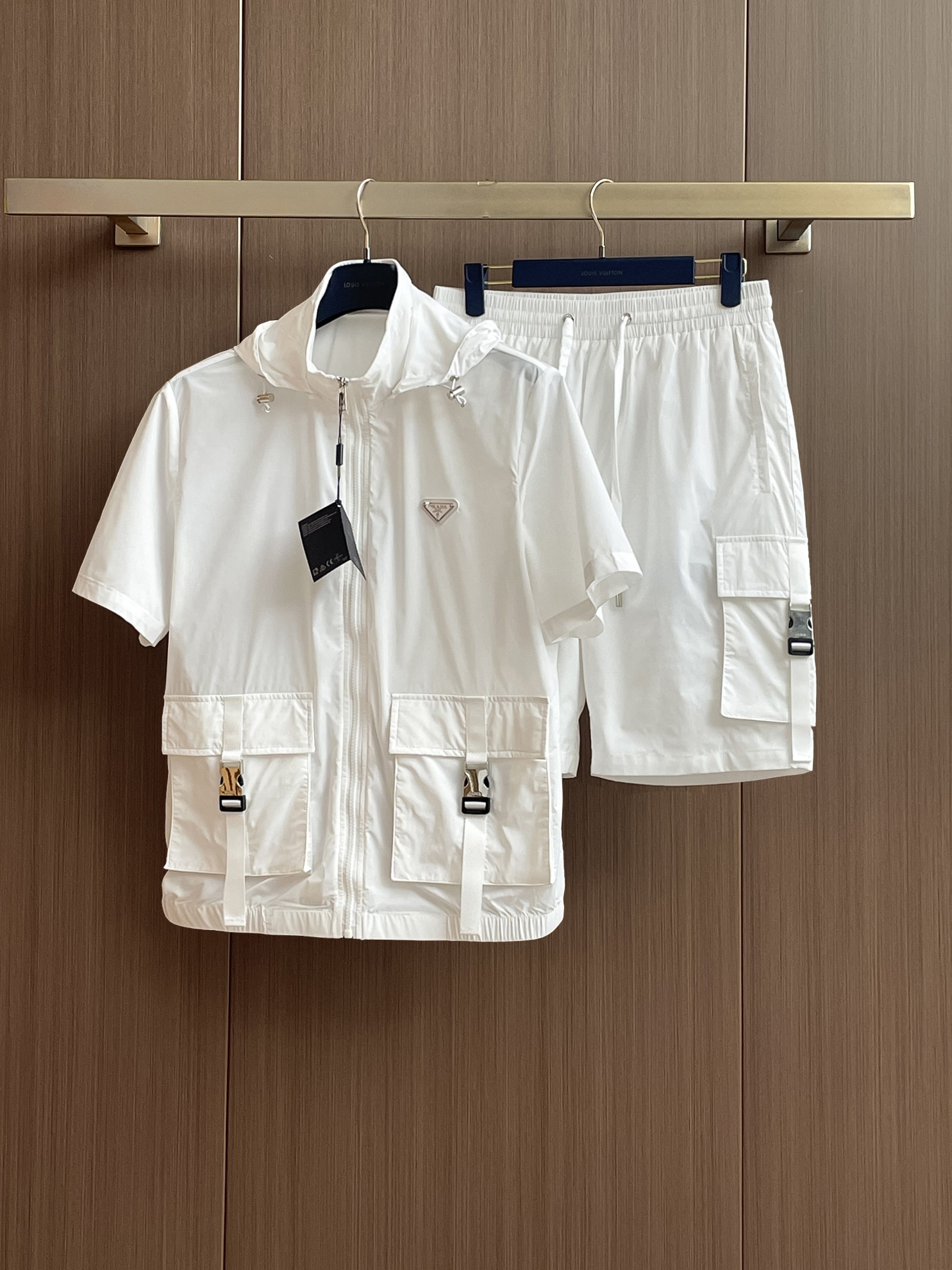 NO:466233,The new Prada 2025 set uses exclusive imported customized fabrics for customer supply. The surface of the fabric is very textured and obvious. The upper body is breathable, light and comfortable. The details show the design characteristics and exquisite craftsmanship, and the overall details are wonderful!  The overall style is fashionable, simple and generous. The same style for men and women, couples. The number of codes M-3xL, prada, alexander wang19860909普拉达 2025新款套装采用客供独家进口定制面料,面料表面非常有质感显而易见,上身透气轻薄十分舒适,细节处彰显设计特色与精湛工艺,整体细节美妙绝伦！整体款式时尚简洁大方.男女同款,情侣款.码数M-3xL,,prada,alexander wang,Men's clothing