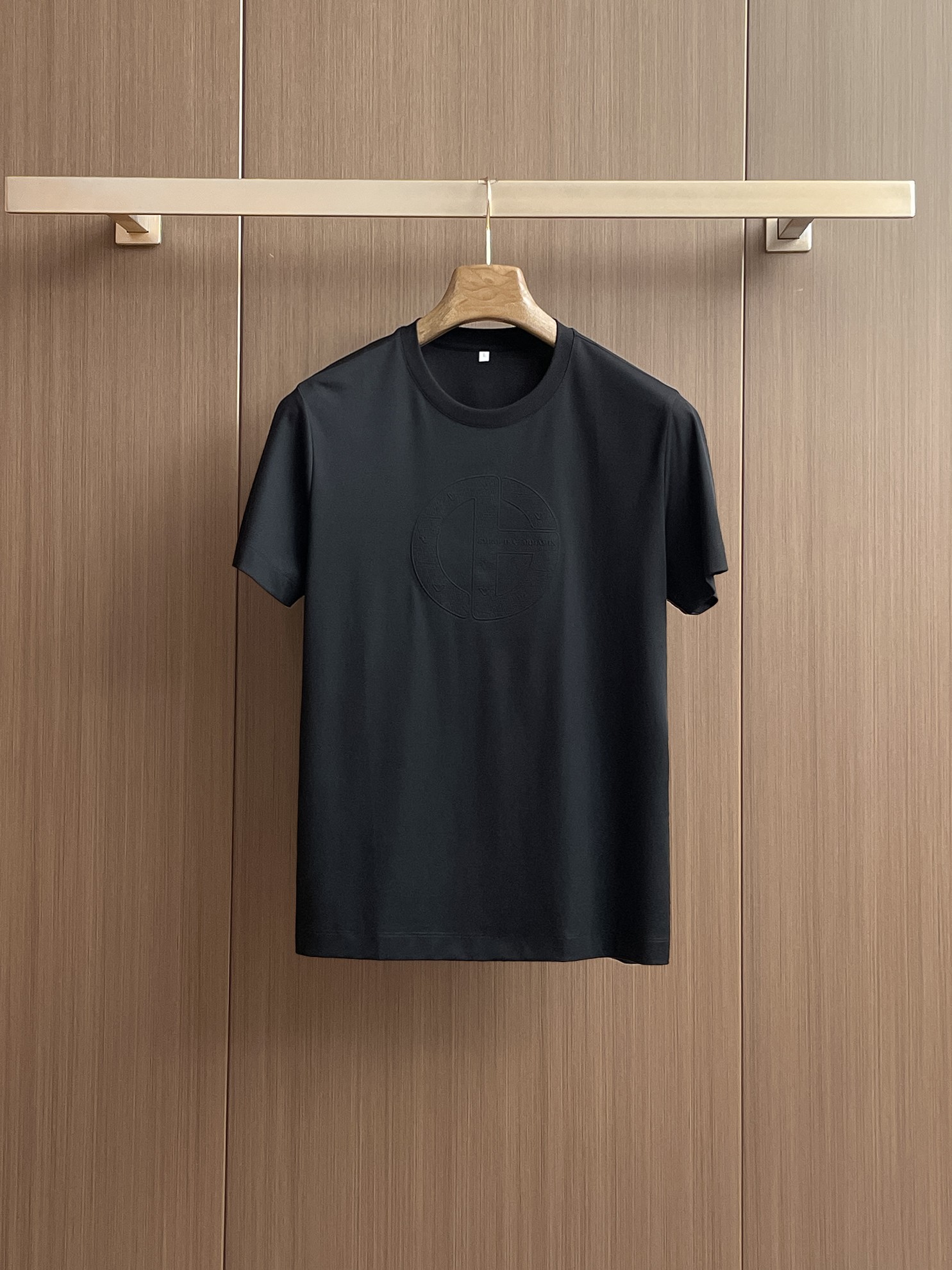 NO:466239,Armani New 2025 summer model!  Fashionable and casual round neck short-sleeved fashion item design, more fashionable and comfortable, high-standard customization, very stylish upper body, luxurious and classic LOGO pattern on the chest, customer-supplied auxiliary materials, imported high-end custom fabrics with very delicate texture, exquisite details and exquisite craftsmanship, extremely shaping item, can be matched with any fashion, super good style, a must-have item for trendy men. Counter code: M-3XL, shipped on the same day!  ,armani,T-shirt,alexander wang19860909阿玛尼 2025夏季新款！时尚休闲圆领短袖时尚单品设计,更加时尚舒适,高标准定制,上身非常有型,胸前奢华经典LOGO图案 客供辅料,客供进口高档定制面料质感非常细腻,细节工艺精湛考究,塑造性极高的一款单品,任何时装都可以搭配,版型超级好 潮男必备单品 专柜码:M-3XL,当天出货！,,armani,T-shirt,alexander wang,Men's clothing