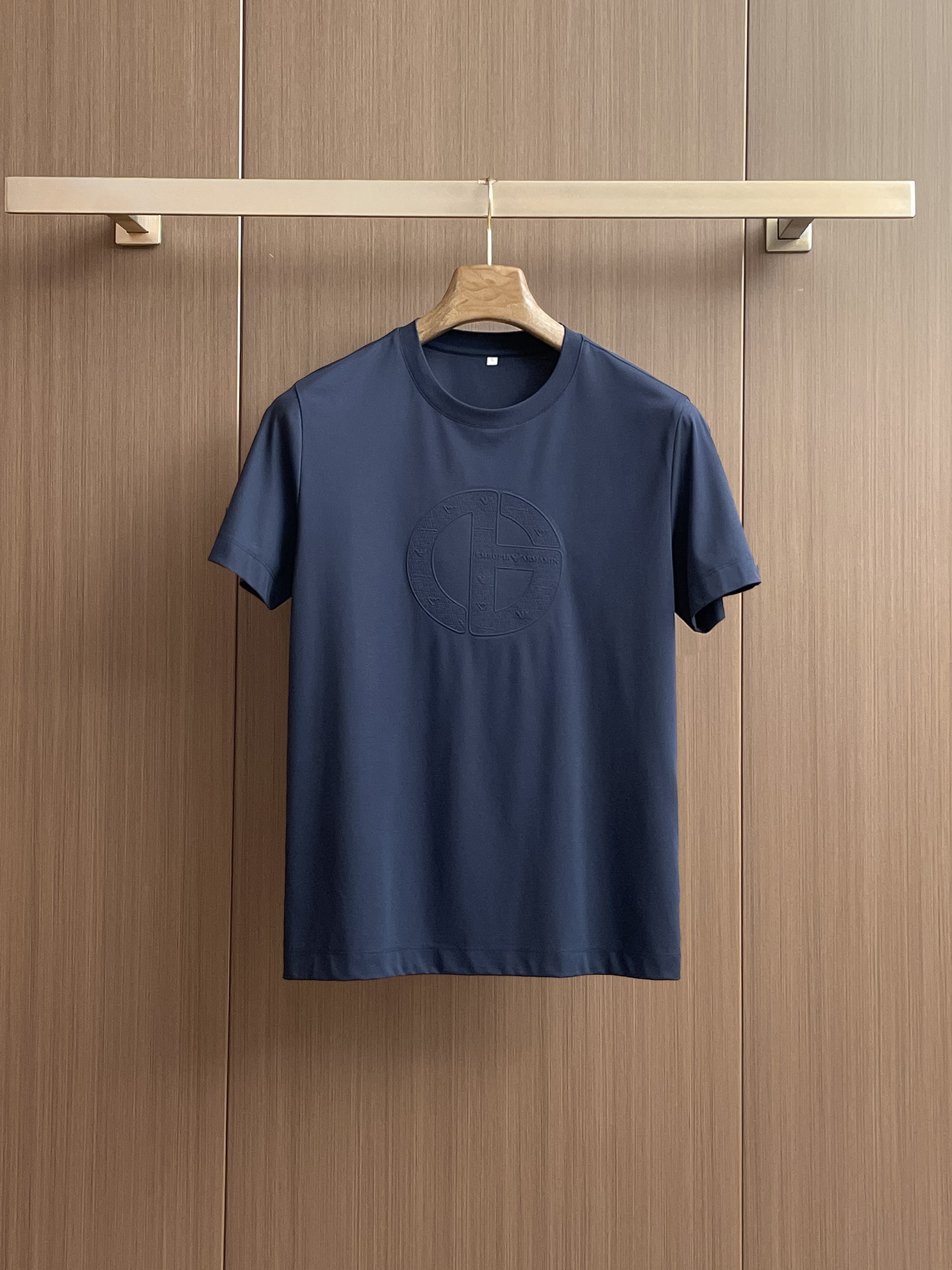 NO:453667,Armani New 2025 summer model!  Fashionable and casual round neck short-sleeved fashion item design, more fashionable and comfortable, high-standard customization, very stylish upper body, luxurious and classic LOGO pattern on the chest, customer-supplied auxiliary materials, imported high-end custom fabrics with very delicate texture, exquisite details and exquisite craftsmanship, extremely shaping item, can be matched with any fashion, super good style, a must-have item for trendy men. Counter code: M-3XL, shipped on the same day!  ,armani,T-shirt,alexander wang19860909阿玛尼 2025夏季新款！时尚休闲圆领短袖时尚单品设计,更加时尚舒适,高标准定制,上身非常有型,胸前奢华经典LOGO图案 客供辅料,客供进口高档定制面料质感非常细腻,细节工艺精湛考究,塑造性极高的一款单品,任何时装都可以搭配,版型超级好 潮男必备单品 专柜码:M-3XL,当天出货！,,armani,T-shirt,alexander wang,Men's clothing