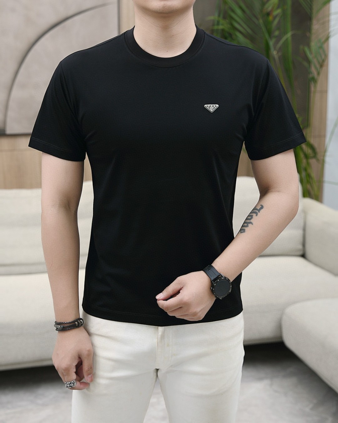 NO:469224,Prada 2025 summer new product fashionable round neck short sleeves are made of high-end Yuchan silk fabric. The classic round neck style is unique and cool. The luxurious classic logo design is versatile. Adhering to the traditional fashion charm of the big brand, the unique line design exudes a strong British style, which is very modern and inherits the traditional concept. The precious fabric is smoother, the feel is soft, comfortable and breathable. The exquisite craftsmanship and three-dimensional tailoring style bring texture enjoyment. The counter size M-3XL was shipped on the same day!  ,,prada,T-shirt,alexander wang19860909普拉达 2025夏季新品时尚圆领短袖采用高档玉婵丝面料 经典圆领款式独特又清凉 奢华经典logo设计百搭气质 秉承大牌的传统时尚魅力,独有的线条设计散发着浓郁的英伦风情,极具现代感亦承袭了传统理念.珍贵面料更加光滑,手感柔顺舒适透气 精湛工艺,立体剪裁风格带来质感享受.专柜尺码M-3XL,当天出货！,,prada,T-shirt,alexander wang,Men's clothing