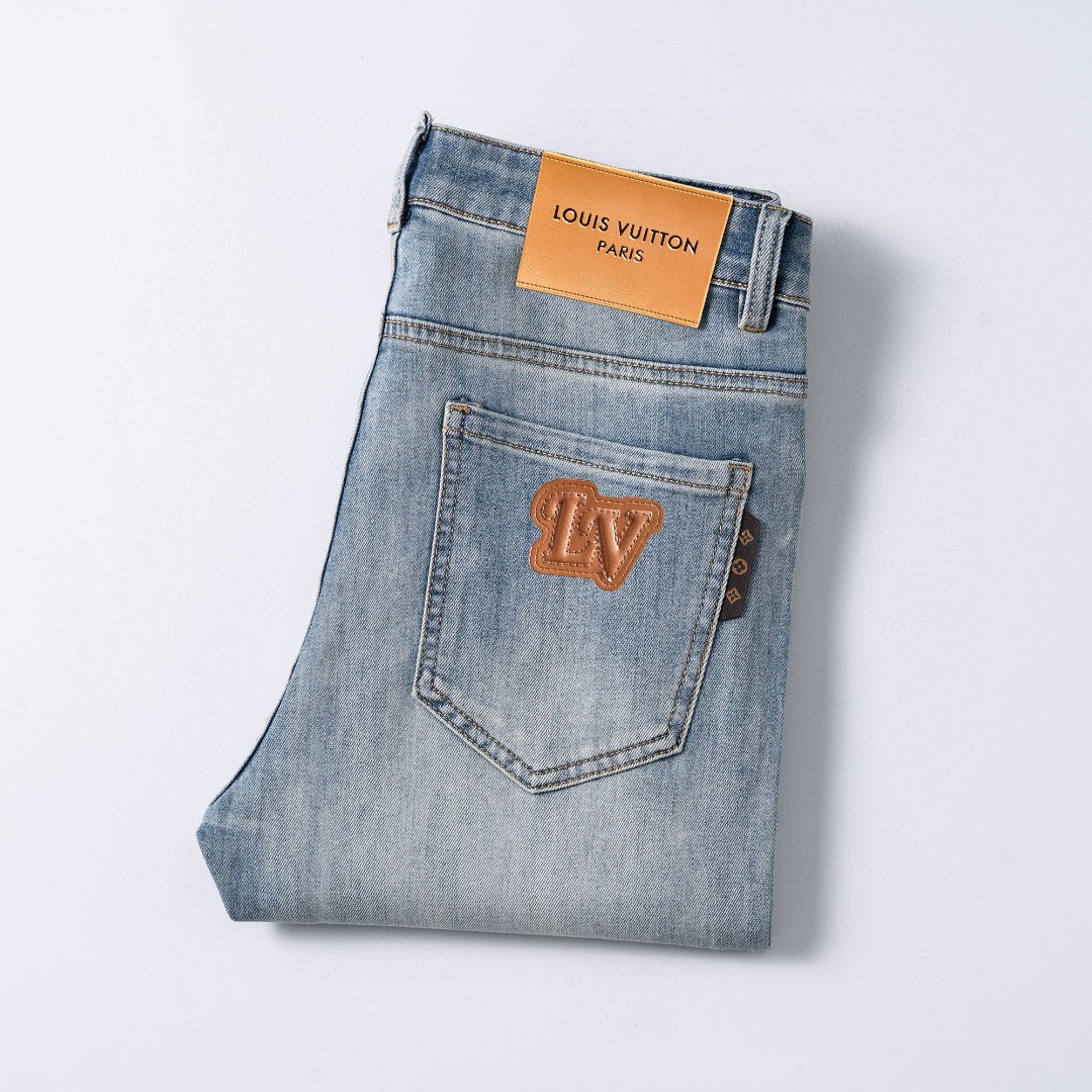 NO:423908,Lv 2025 spring and summer style original single men's fashion style customized, 25ss spring and summer top men's fashionable slim foot jeans!  The quality is in place and the fineness of the workmanship is first-class, and it is invincible to challenge the industry's new heights! Classic washing color, pure foreign business channels, high-end imported denim fabrics, specially selected Japanese Okayama authentic 14oz ounce denim fabric, the fabric is soft and delicate, but the muscles and bones are extremely strong and slightly elastic, providing an excellent comfort experience. Heavy industry washing and old-fashioned process has a unique retro style and excellent color. The latest leather labels highlight the brand's characteristics, impeccable details, and hardware accessories, leather labels, and wiring all reflect the ingenious craftsmanship!  The style is perfectly tailored, and the hip lifting is excellent in slimming. The invincible and versatile small straight-leg pants can easily sweep across any top matching in the wardrobe. It has extensive compatibility and is both fashionable and casual. It is satisfied with various daily outfits. It has a full upper body style and is a must-have item for quality control!  Size 29~38 (no 37), louis vuitton, jeans, alexander wang19860909Lv 2025春夏款 原单男士时装款定制,25ss春夏顶级男士时尚修身小脚牛仔裤 ！品相到位做工精细程度堪称一流,所向披靡挑战业界新高度! 经典水洗色泽,纯正洋行渠道,客供高级进口的丹宁面料,特选日本冈山纯正14oz盎司牛仔布料,面料柔软细腻,但筋骨感极强,略带弹力,提供了绝佳的舒适体验,重工水洗做旧工艺处理,有着独特的复古风格,色调非常出色. 最新的皮标彰显了品牌特质,细节无可挑剔,五金配件、皮标、走线无不体现出匠心工艺！版型剪裁完美,提臀修身显瘦效果极佳,无敌万能百搭的小直筒裤型,可轻松横扫衣橱任何的上装搭配,兼容性广泛,时尚休闲兼备,满足于日常各种穿搭,上身型款十足,于品质控必入型单品！ 尺码29～38（无37）,,louis vuitton,jeans,alexander wang,Men's clothing