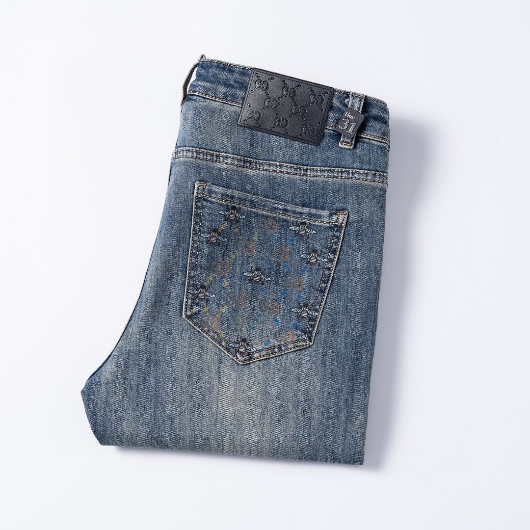 NO:469210,Gucci 2025 spring and summer style original single men's fashion model customized, 25ss spring and summer top men's fashionable slim foot jeans!  The quality is in place and the fineness of the workmanship is first-class, and it is invincible to challenge the industry's new heights! Classic washing color, pure foreign business channels, high-end imported denim fabrics, specially selected Japanese Okayama authentic 14oz ounce denim fabric, the fabric is soft and delicate, but the muscles and bones are extremely strong and slightly elastic, providing an excellent comfort experience. Heavy industry washing and old-fashioned process has a unique retro style and excellent color. The latest leather labels highlight the brand's characteristics, impeccable details, and hardware accessories, leather labels, and wiring all reflect the ingenious craftsmanship!  The style is perfectly tailored, and the hip lifting is excellent in slimming. The invincible and versatile small straight-leg pants can easily sweep across any top matching in the wardrobe. It has extensive compatibility and is both fashionable and casual. It is satisfied with various daily outfits. It has a full upper body style and is a must-have item for quality control!  Size 29~38 (no 37), gucci, jeans, alexander wang19860909古驰 2025春夏款 原单男士时装款定制,25ss春夏顶级男士时尚修身小脚牛仔裤 ！品相到位做工精细程度堪称一流,所向披靡挑战业界新高度! 经典水洗色泽,纯正洋行渠道,客供高级进口的丹宁面料,特选日本冈山纯正14oz盎司牛仔布料,面料柔软细腻,但筋骨感极强,略带弹力,提供了绝佳的舒适体验,重工水洗做旧工艺处理,有着独特的复古风格,色调非常出色. 最新的皮标彰显了品牌特质,细节无可挑剔,五金配件、皮标、走线无不体现出匠心工艺！版型剪裁完美,提臀修身显瘦效果极佳,无敌万能百搭的小直筒裤型,可轻松横扫衣橱任何的上装搭配,兼容性广泛,时尚休闲兼备,满足于日常各种穿搭,上身型款十足,于品质控必入型单品！ 尺码29～38（无37）,,gucci,jeans,alexander wang,Men's clothing