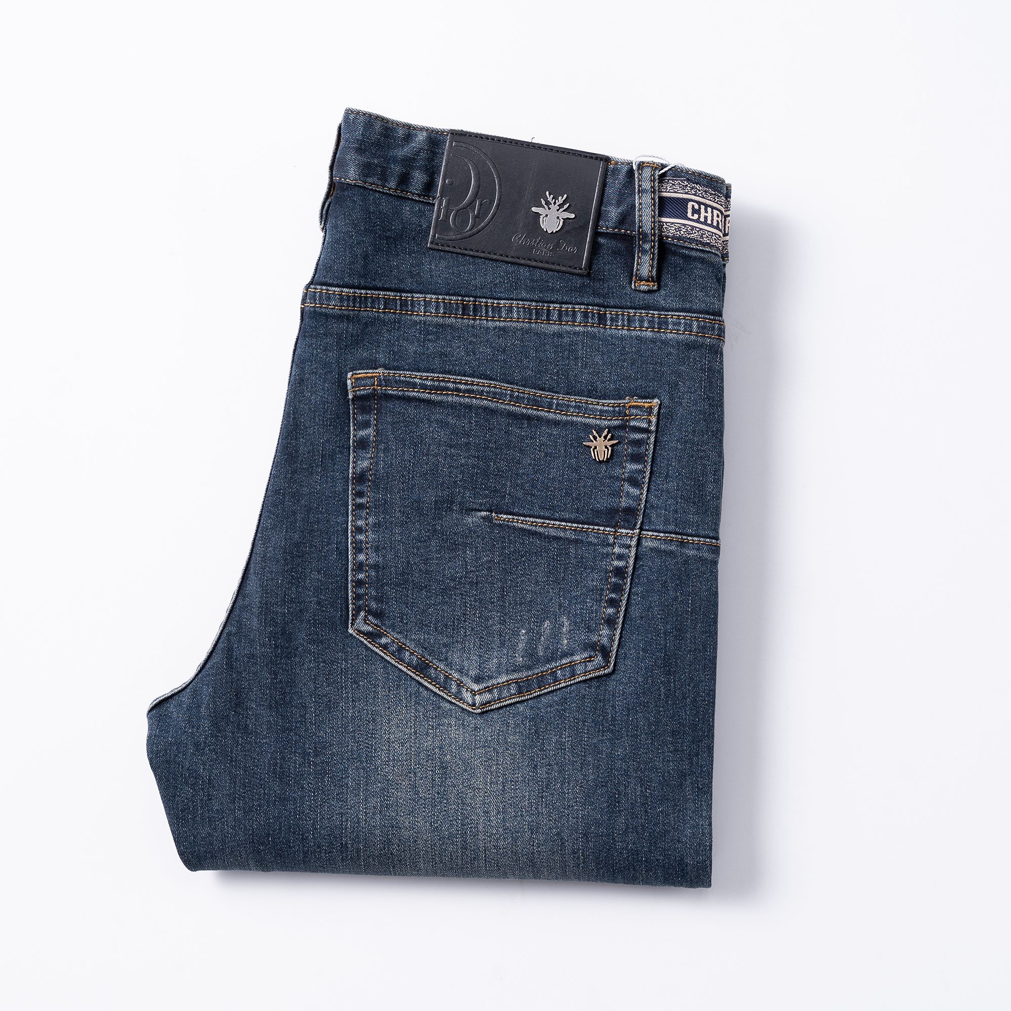 NO:466200,Dior 2025 spring and summer men's original single casual jeans, heavy recommendation!  Quality 'Niu Beer' This model uses original exclusive fabric!  The craftsmanship is top-notch, and the design of Eagle Head logo hardware decoration!  The three-dimensional sense is extremely stunning and stunning. The pattern is presented by the iconic brand pattern. It has a very distinctive and high-end and fashionable look, which strongly demonstrates the identity!  In addition, it has a lot of cotton feel, both comfort and breathability, extremely delicate touch, and excellent skin-friendly!  The details are perfect, with all kinds of exquisite and exquisite, with a strong sense of styling, full of upper body styles, and belongs to the unique type on the market!  Size 29-38, Dior, Jeans, Alexander wang19860909迪奥 2025春夏男士原单休闲牛仔裤,重磅推荐！品质“牛啤” 此款所运用原版专属面料！还是工艺都堪称顶尖,设计鹰头logo五金修饰！立体感极强,视觉极其惊艳震撼,图案由标志性的品牌图案呈现,辨识度非常鲜明且高级时髦,有力彰显身份！此外棉感十足,舒适性与透气性兼备,触感极为细腻,亲肤性绝佳！细节完美如斯,各种精湛考究 造型感极强,上身型款十足,属于市面独一无二的类型！尺码29-38,,dior,jeans,alexander wang,Men's clothing