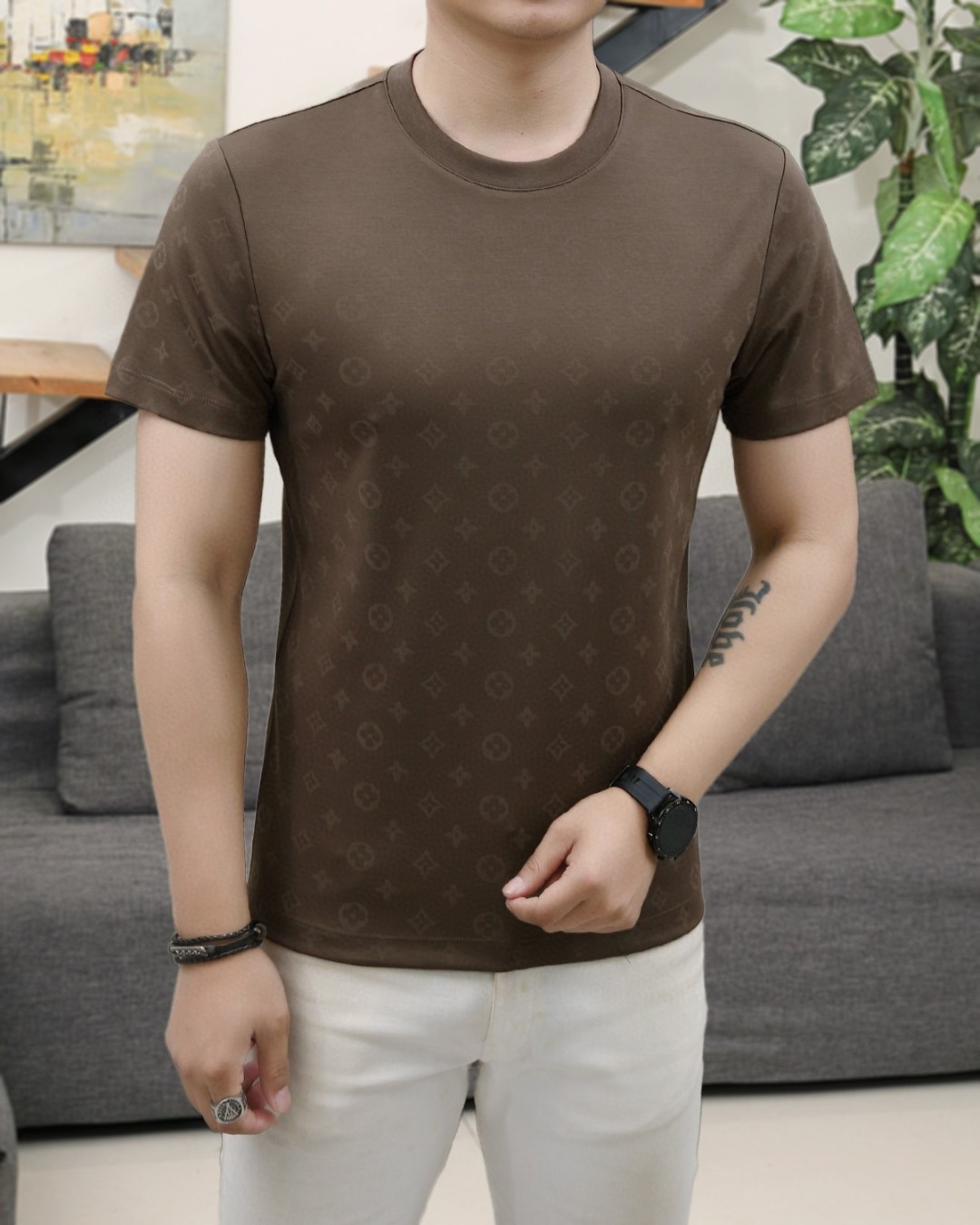 NO:466133,LV 2025 summer new product fashionable round neck short sleeves are made of high-end Yuchan silk fabric. The classic round neck style is unique and cool. The luxurious classic jacquard logo design is versatile. Adhering to the traditional fashion charm of the big brand, the unique line design exudes a strong British style, which is very modern and inherits the traditional concept. The precious fabric is smoother, soft, comfortable and breathable. The exquisite craftsmanship and three-dimensional tailoring style bring texture enjoyment. The counter size M-3XL was shipped on the same day!  ,,louis vuitton,T-shirt,alexander wang19860909LV 2025夏季新品时尚圆领短袖采用高档玉婵丝面料 经典圆领款式独特又清凉 奢华经典提花logo设计百搭气质 秉承大牌的传统时尚魅力,独有的线条设计散发着浓郁的英伦风情,极具现代感亦承袭了传统理念.珍贵面料更加光滑,手感柔顺舒适透气 精湛工艺,立体剪裁风格带来质感享受.专柜尺码M-3XL,当天出货！,,louis vuitton,T-shirt,alexander wang,Men's clothing