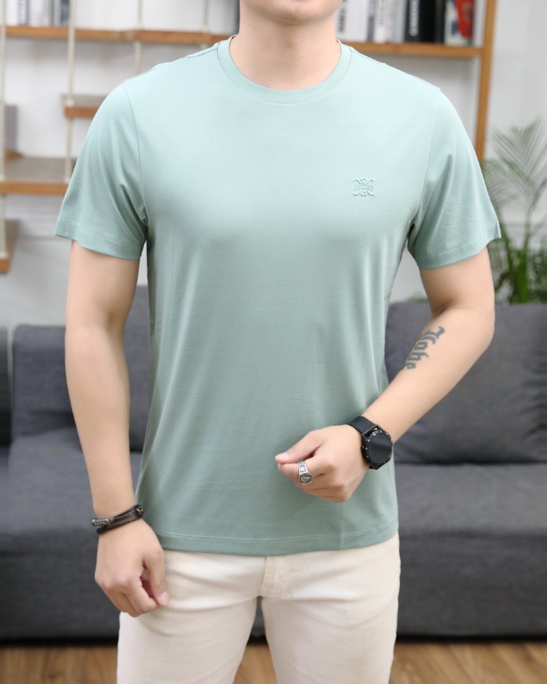 NO:466153,Selin 2025 summer new product fashionable round neck short sleeves are made of high-end Yuchan silk fabric. The classic round neck style is unique and cool. The luxurious classic jacquard logo design is versatile. Adhering to the traditional fashion charm of the big brand, the unique line design exudes a strong British style, which is very modern and inherits the traditional concept. The precious fabric is smoother, the feel is soft, comfortable and breathable. The exquisite craftsmanship and three-dimensional tailoring style bring texture enjoyment. The counter size M-3XL was shipped on the same day!  ,celine,T-shirt,alexander wang19860909赛琳 2025夏季新品时尚圆领短袖采用高档玉婵丝面料 经典圆领款式独特又清凉 奢华经典提花logo设计百搭气质 秉承大牌的传统时尚魅力,独有的线条设计散发着浓郁的英伦风情,极具现代感亦承袭了传统理念.珍贵面料更加光滑,手感柔顺舒适透气 精湛工艺,立体剪裁风格带来质感享受.专柜尺码M-3XL,当天出货！,,celine,T-shirt,alexander wang,Men's clothing