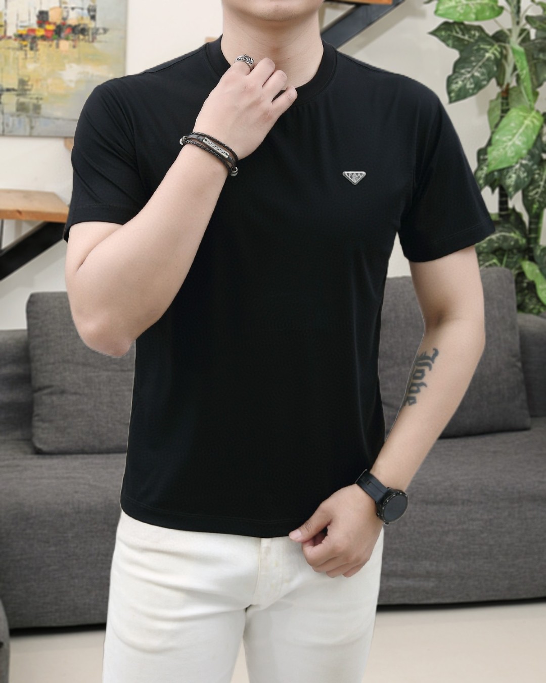 NO:466173,Prada 2025 summer new product fashionable round neck short sleeves are made of high-end Yuchan silk fabric. The classic round neck style is unique and cool. The luxurious classic jacquard logo design is versatile. Adhering to the traditional fashion charm of big brands, the unique line design exudes a strong British style, which is very modern and inherits the traditional concept. The precious fabric is smoother, the feel is soft, comfortable and breathable. The exquisite craftsmanship and three-dimensional tailoring style bring texture enjoyment. The counter size M-3XL was shipped on the same day!  ,,prada,T-shirt,alexander wang19860909普拉达 2025夏季新品时尚圆领短袖采用高档玉婵丝面料 经典圆领款式独特又清凉 奢华经典提花logo设计百搭气质 秉承大牌的传统时尚魅力,独有的线条设计散发着浓郁的英伦风情,极具现代感亦承袭了传统理念.珍贵面料更加光滑,手感柔顺舒适透气 精湛工艺,立体剪裁风格带来质感享受.专柜尺码M-3XL,当天出货！,,prada,T-shirt,alexander wang,Men's clothing