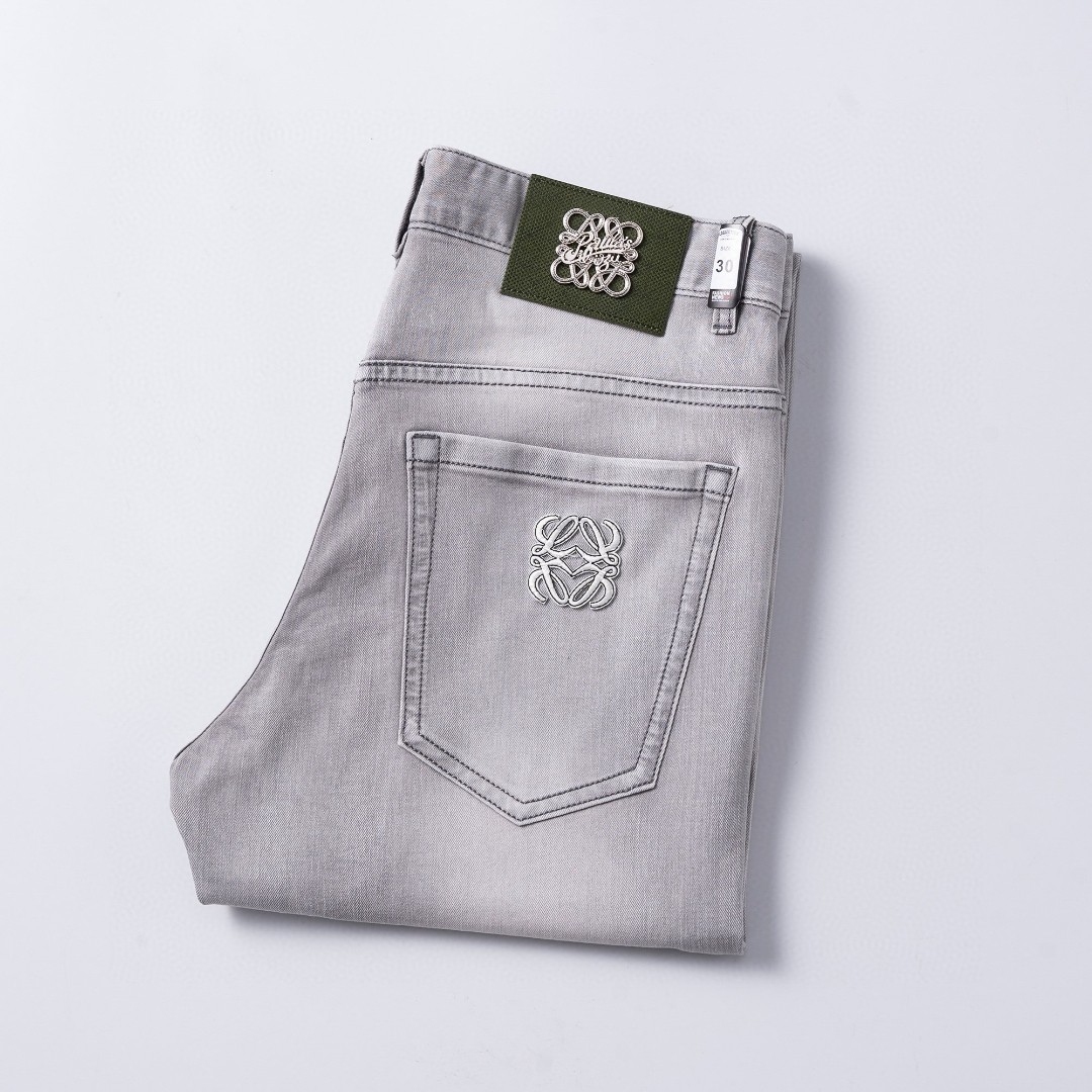 NO:446246,Luo Yiwei 2025 spring and summer men's original single casual jeans, heavy recommendation!  Quality 'Niu Beer' This model uses original exclusive fabric!  The craftsmanship is top-notch, and the design of Eagle Head logo hardware decoration!  The three-dimensional sense is extremely stunning and stunning. The pattern is presented by the iconic brand pattern. It has a very distinctive and high-end and fashionable look, which strongly demonstrates the identity!  In addition, it has a lot of cotton feel, both comfort and breathability, extremely delicate touch, and excellent skin-friendly!  The details are perfect, with all kinds of exquisite and exquisite, with a strong sense of styling, full of upper body styles, and belongs to the unique type on the market!  Size 29-38, loewe, jeans, alexander wang19860909罗意威 2025春夏男士原单休闲牛仔裤,重磅推荐！品质“牛啤” 此款所运用原版专属面料！还是工艺都堪称顶尖,设计鹰头logo五金修饰！立体感极强,视觉极其惊艳震撼,图案由标志性的品牌图案呈现,辨识度非常鲜明且高级时髦,有力彰显身份！此外棉感十足,舒适性与透气性兼备,触感极为细腻,亲肤性绝佳！细节完美如斯,各种精湛考究 造型感极强,上身型款十足,属于市面独一无二的类型！尺码29-38,,loewe,jeans,alexander wang,Men's clothing