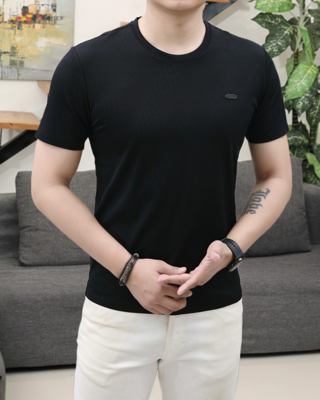 NO:446223,Dior 2025 summer new product fashionable round neck short sleeves are made of high-end Yuchan silk fabric. The classic round neck style is unique and cool. The luxurious classic jacquard logo design is versatile. Adhering to the traditional fashion charm of big brands, the unique line design exudes a strong British style, which is very modern and inherits the traditional concept. The precious fabric is smoother, soft, comfortable and breathable. The exquisite craftsmanship and three-dimensional tailoring style bring texture enjoyment. The counter size M-3XL was shipped on the same day!  ,dior,T-shirt,alexander wang19860909迪奥 2025夏季新品时尚圆领短袖采用高档玉婵丝面料 经典圆领款式独特又清凉 奢华经典提花logo设计百搭气质 秉承大牌的传统时尚魅力,独有的线条设计散发着浓郁的英伦风情,极具现代感亦承袭了传统理念.珍贵面料更加光滑,手感柔顺舒适透气 精湛工艺,立体剪裁风格带来质感享受.专柜尺码M-3XL,当天出货！,,dior,T-shirt,alexander wang,Men's clothing