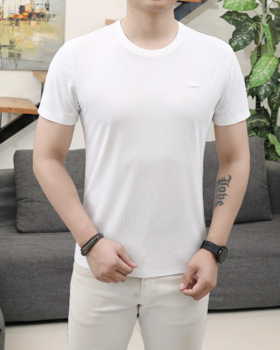 NO:469285,Dior 2025 summer new product fashionable round neck short sleeves are made of high-end Yuchan silk fabric. The classic round neck style is unique and cool. The luxurious classic jacquard logo design is versatile. Adhering to the traditional fashion charm of big brands, the unique line design exudes a strong British style, which is very modern and inherits the traditional concept. The precious fabric is smoother, the feel is soft, comfortable and breathable. The exquisite craftsmanship and three-dimensional tailoring style bring texture enjoyment. The counter size M-3XL was shipped on the same day!  ,dior,T-shirt,alexander wang19860909迪奥 2025夏季新品时尚圆领短袖采用高档玉婵丝面料 经典圆领款式独特又清凉 奢华经典提花logo设计百搭气质 秉承大牌的传统时尚魅力,独有的线条设计散发着浓郁的英伦风情,极具现代感亦承袭了传统理念.珍贵面料更加光滑,手感柔顺舒适透气 精湛工艺,立体剪裁风格带来质感享受.专柜尺码M-3XL,当天出货！,,dior,T-shirt,alexander wang,Men's clothing