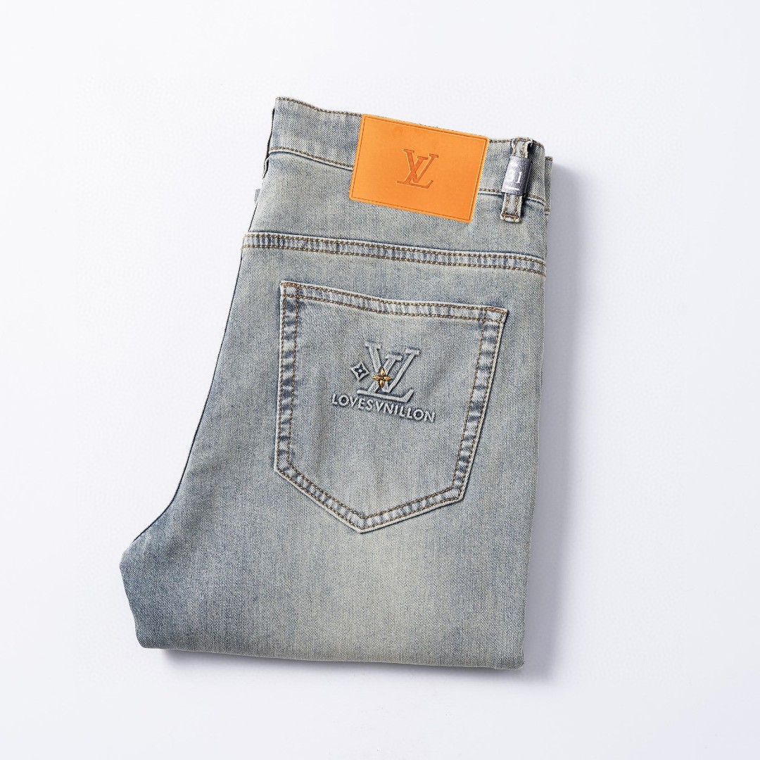 NO:446267,LV 2025 spring and summer men's original single casual jeans, heavy recommendation!  Quality 'Niu Beer' This model uses original exclusive fabric!  The craftsmanship is top-notch, and the design of Eagle Head logo hardware decoration!  The three-dimensional sense is extremely stunning and stunning. The pattern is presented by the iconic brand pattern. It has a very distinctive and high-end and fashionable look, which strongly demonstrates the identity!  In addition, it has a lot of cotton feel, both comfort and breathability, extremely delicate touch, and excellent skin-friendly!  The details are perfect, with all kinds of exquisite and exquisite, with a strong sense of styling, full of upper body styles, and belongs to the unique type on the market!  Size 29-38, louis vuitton,jeans,alexander wang19860909LV 2025春夏男士原单休闲牛仔裤,重磅推荐！品质“牛啤” 此款所运用原版专属面料！还是工艺都堪称顶尖,设计鹰头logo五金修饰！立体感极强,视觉极其惊艳震撼,图案由标志性的品牌图案呈现,辨识度非常鲜明且高级时髦,有力彰显身份！此外棉感十足,舒适性与透气性兼备,触感极为细腻,亲肤性绝佳！细节完美如斯,各种精湛考究 造型感极强,上身型款十足,属于市面独一无二的类型！尺码29-38,,louis vuitton,jeans,alexander wang,Men's clothing